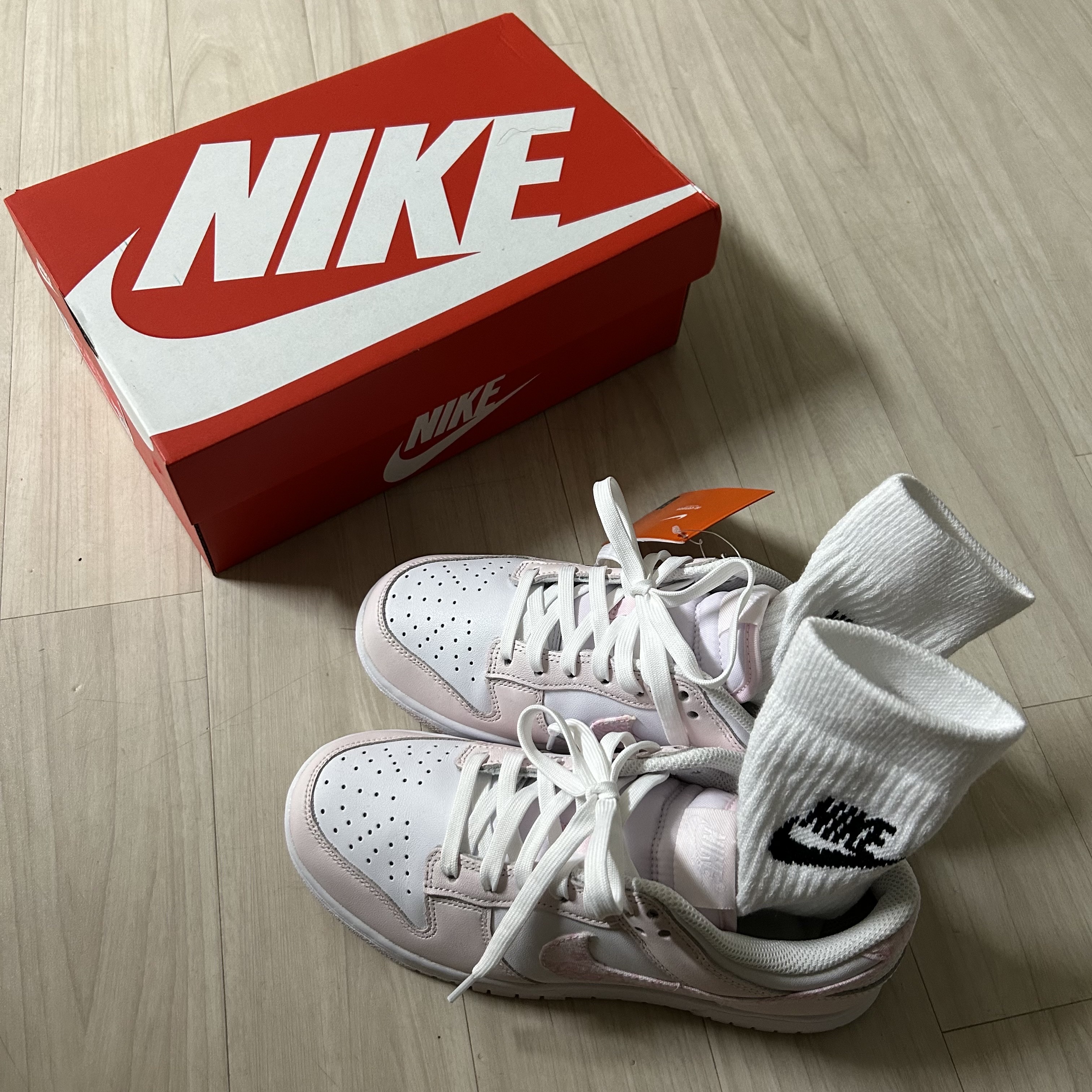 Nike NSW Everyday Essential Crew Socks White (3 Pack/Korean Ver.), (W) Nike Dunk Low Pearl Pink 착용 스타일