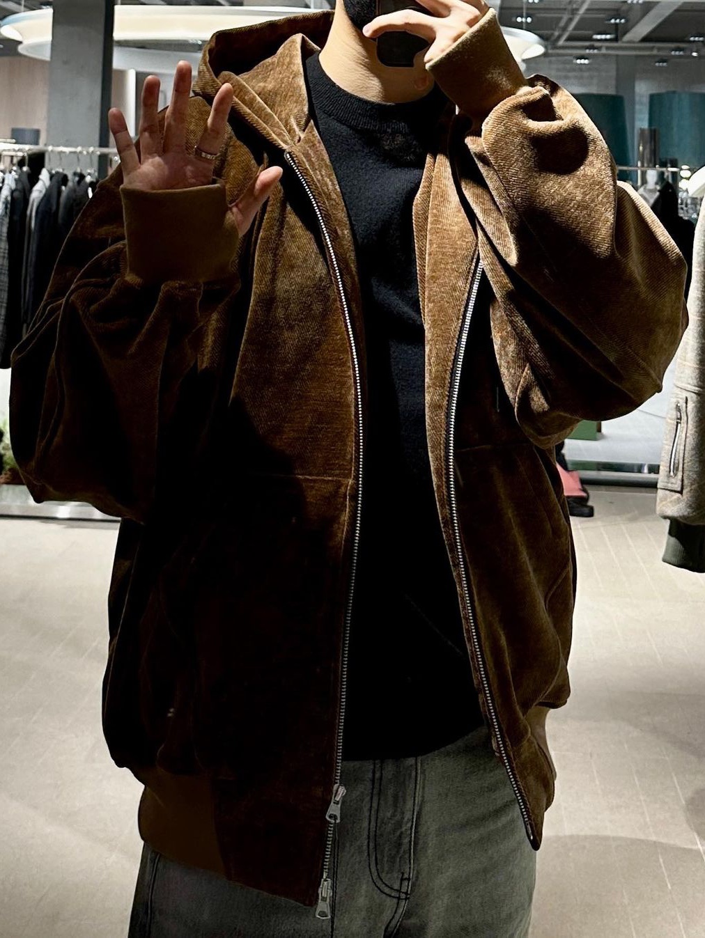 Haleine Velour Zipup Hoodie Brown, Haleine Velour Zipup Hoodie Black 착용 스타일