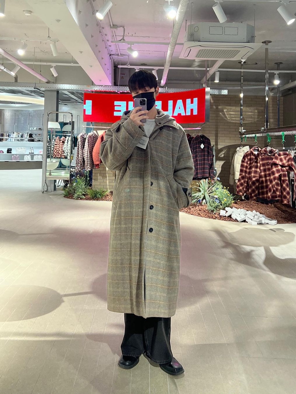 [KREAM 단독] Haleine Detachable Hood Padded Check Mac Coat Greyish Beige 착용 스타일