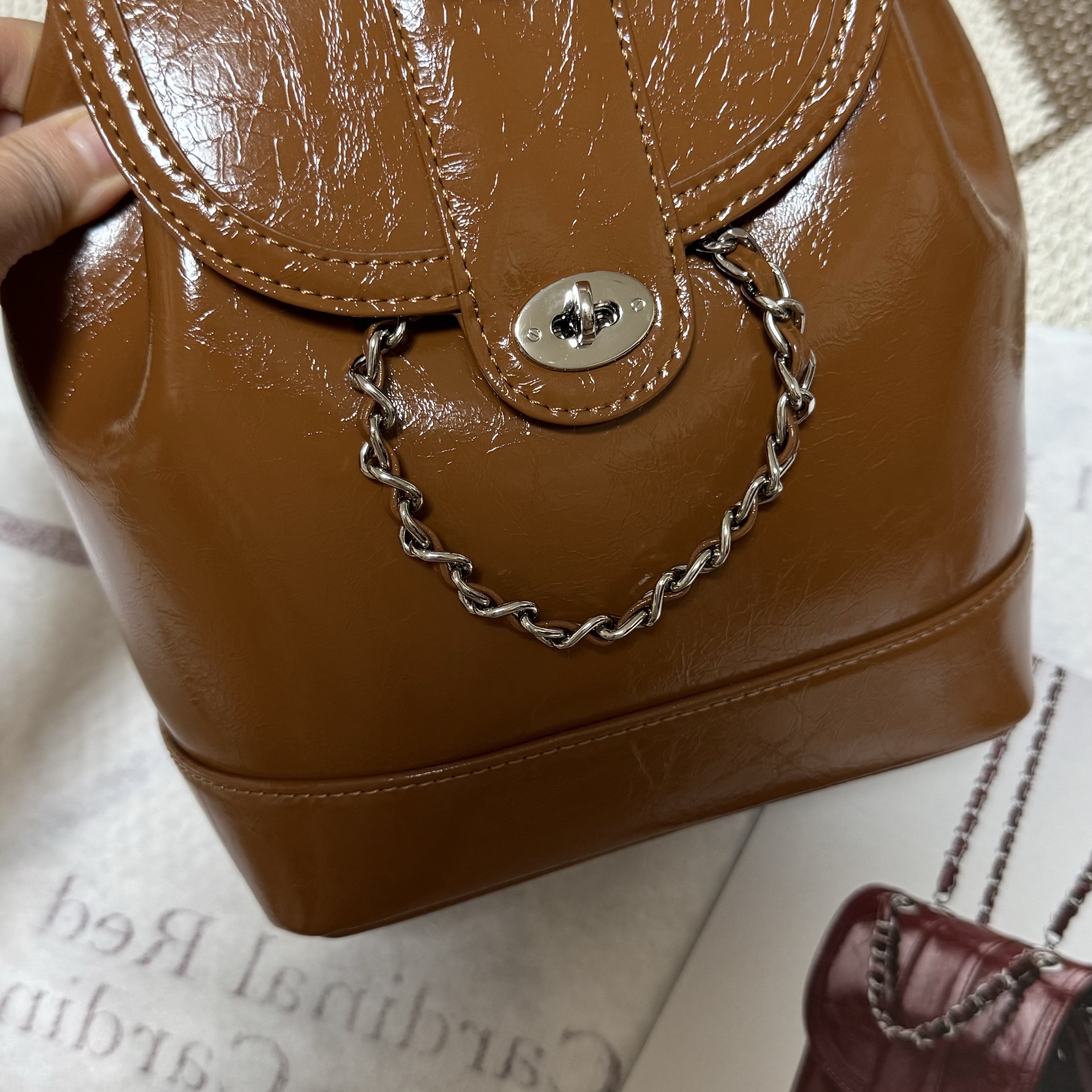 Cardinal Red Hawoo-A Bag Camel 착용 스타일