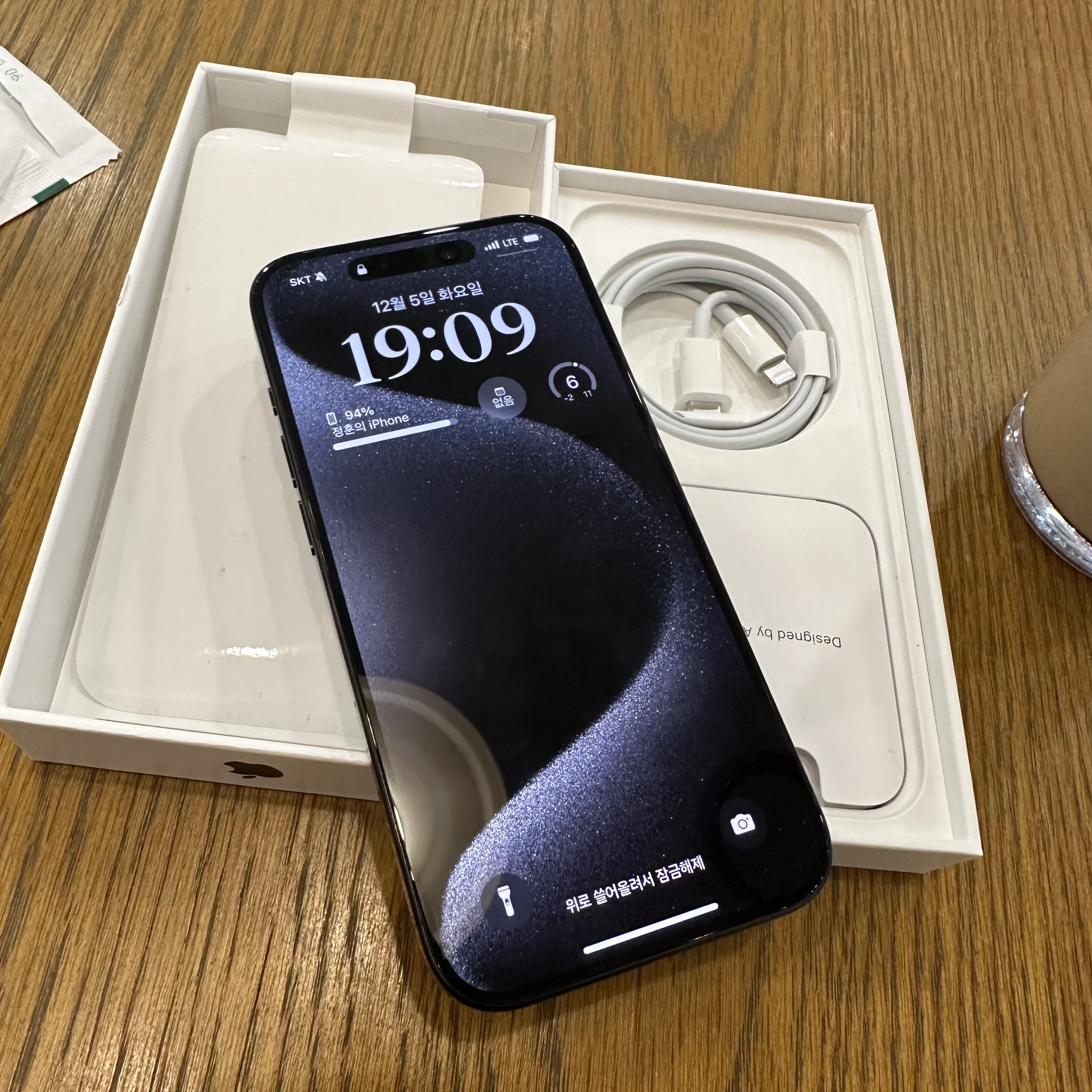 Apple iPhone 15 Pro 256GB Black Titanium (Korean Ver.) 착용 스타일 - 1