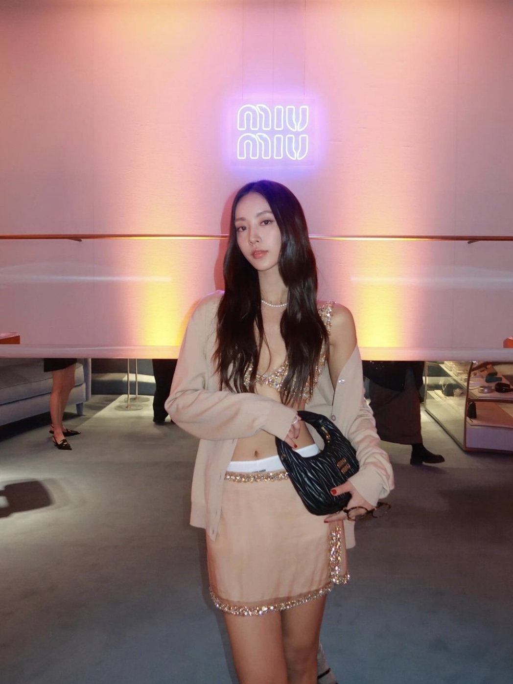 Miu Miu Wander Matelasse Nappa Leather Hobo Bag Black 착용 스타일