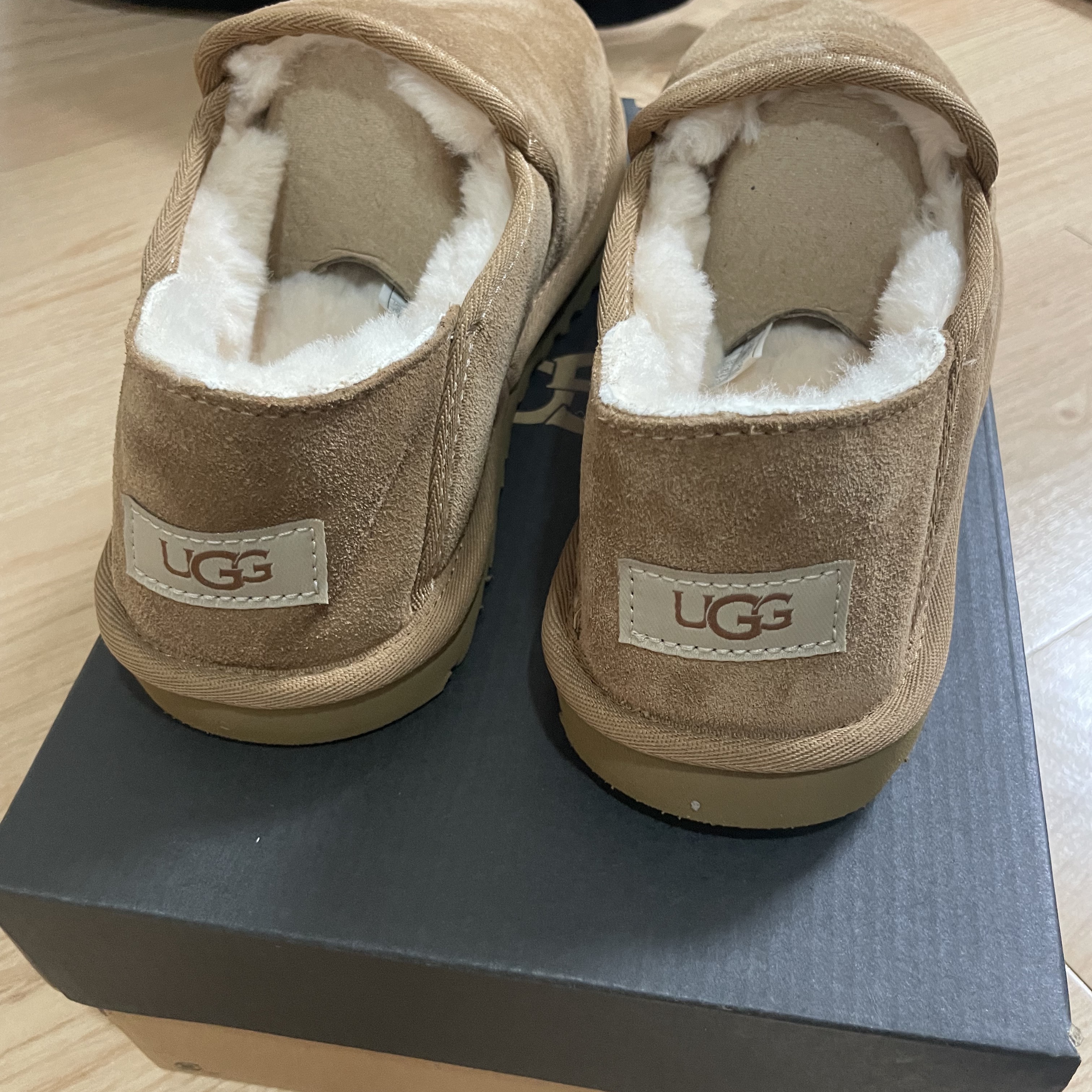 UGG Kenton Slipper Chestnut 착용 스타일 - 2