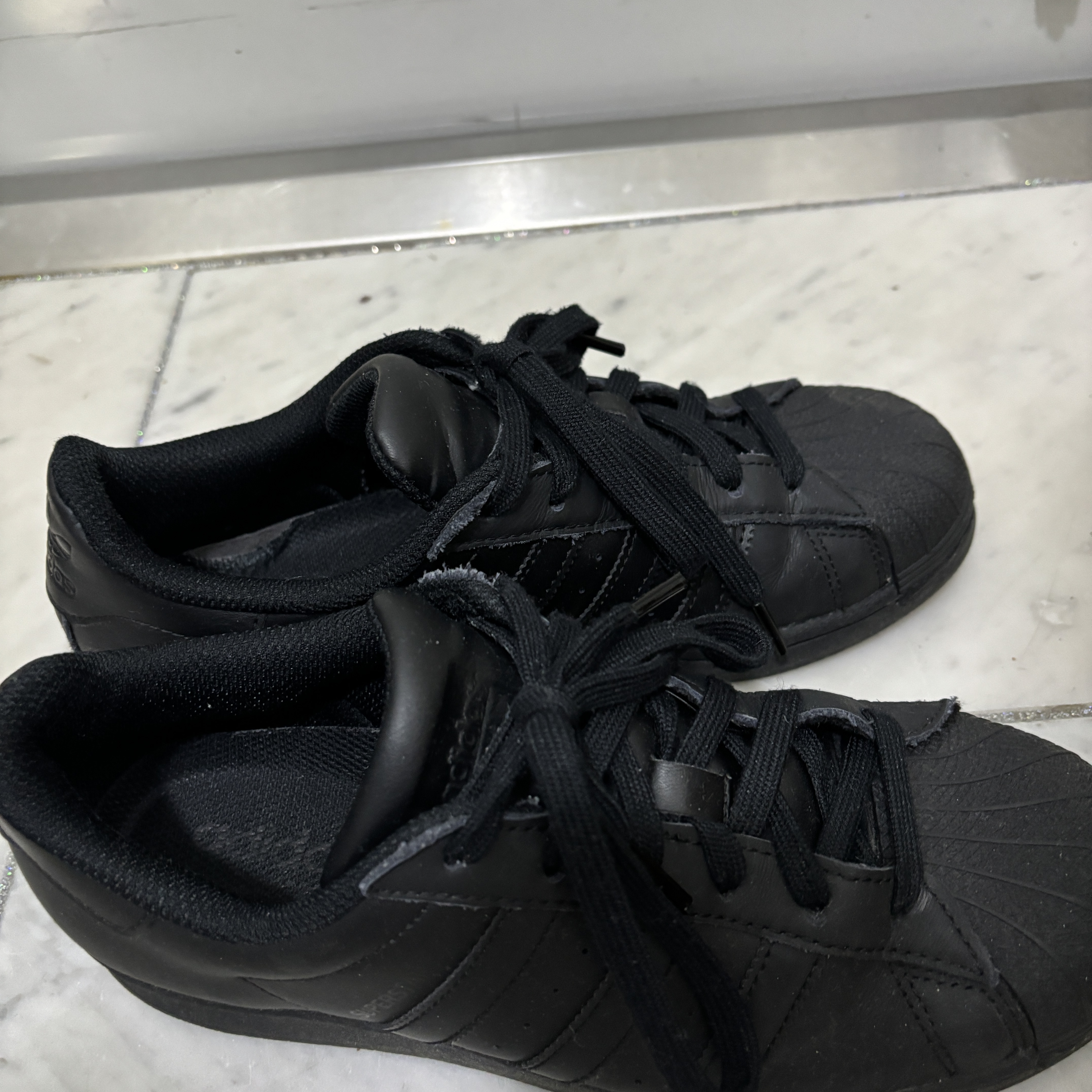 Adidas Superstar Triple Black 착용 스타일