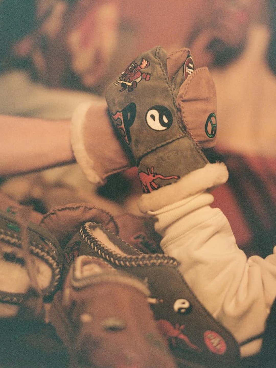 Palace x UGG P Sheepskin Rug Natural - 23FW, UGG x Palace Tasman Slipper Chestnut 착용 스타일 - 7