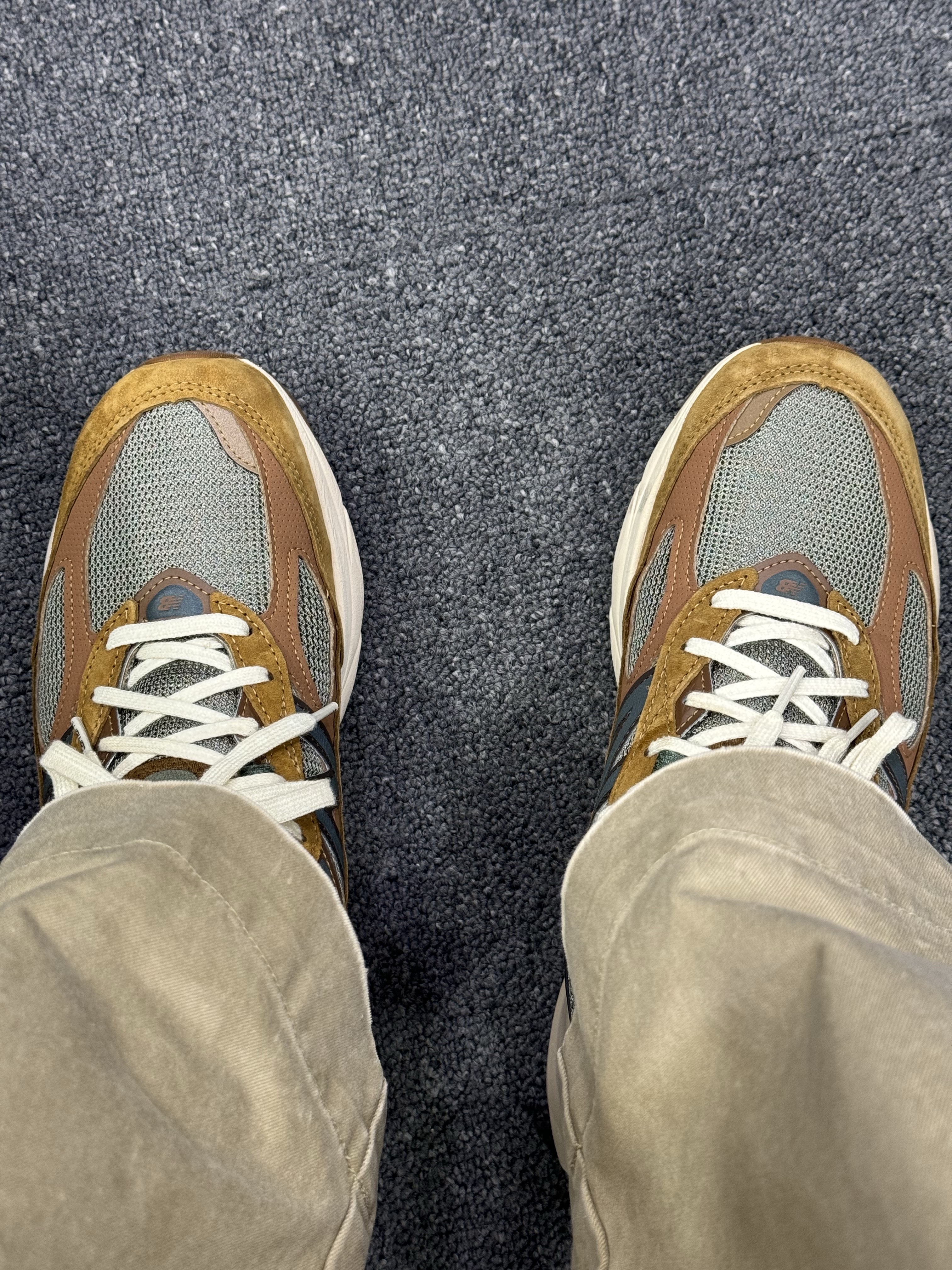 New Balance x Carhartt WIP 990v6 Made in USA Hamilton Brown Military Green 착용 스타일 - 1
