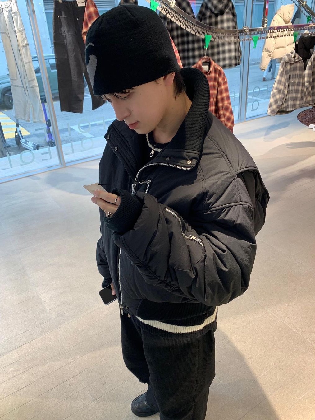Haleine Highneck Bomber Padding Black 착용 스타일