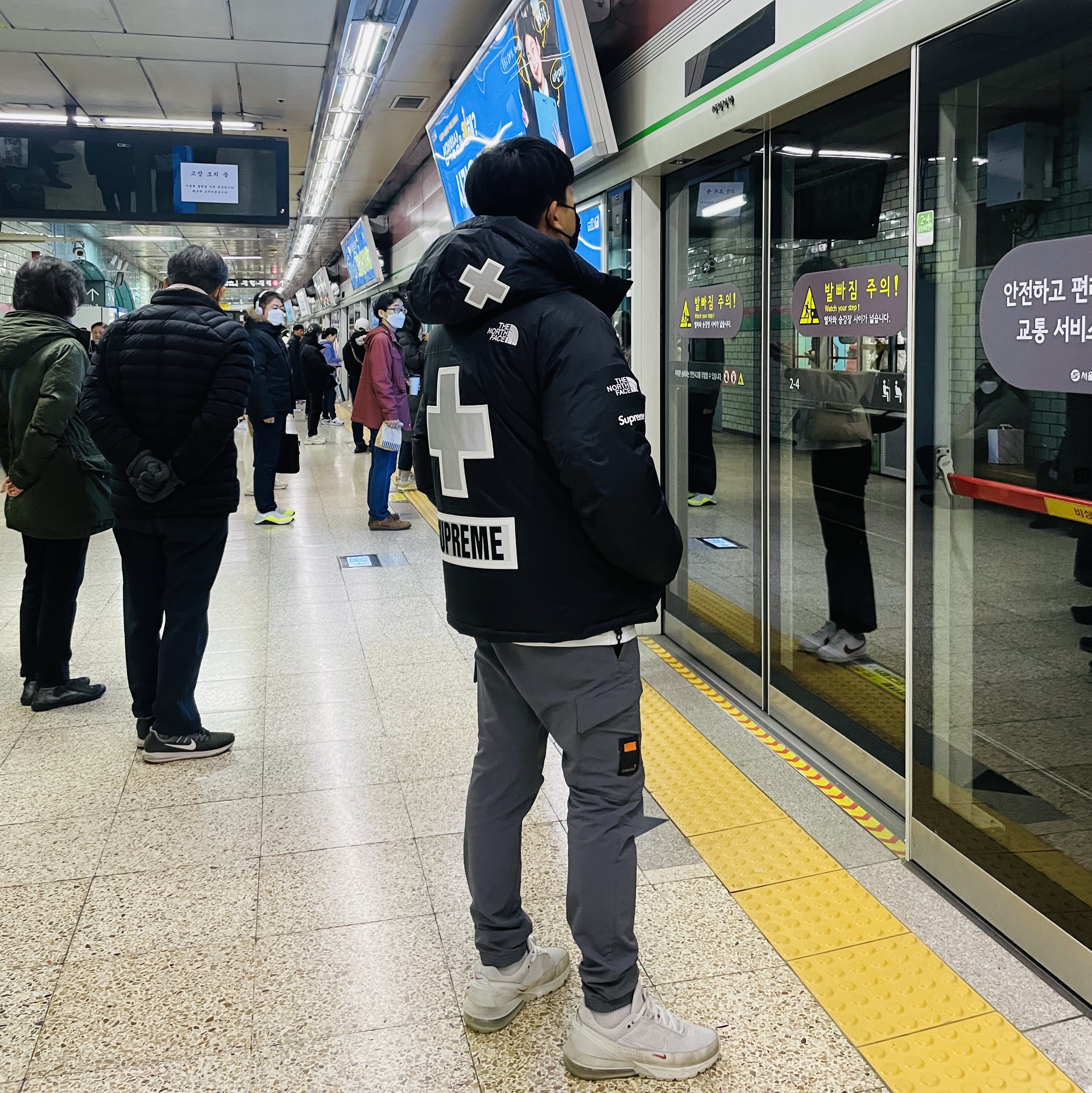 Supreme x The North Face Summit Series Rescue Baltoro Jacket Black - 22SS 착용 스타일