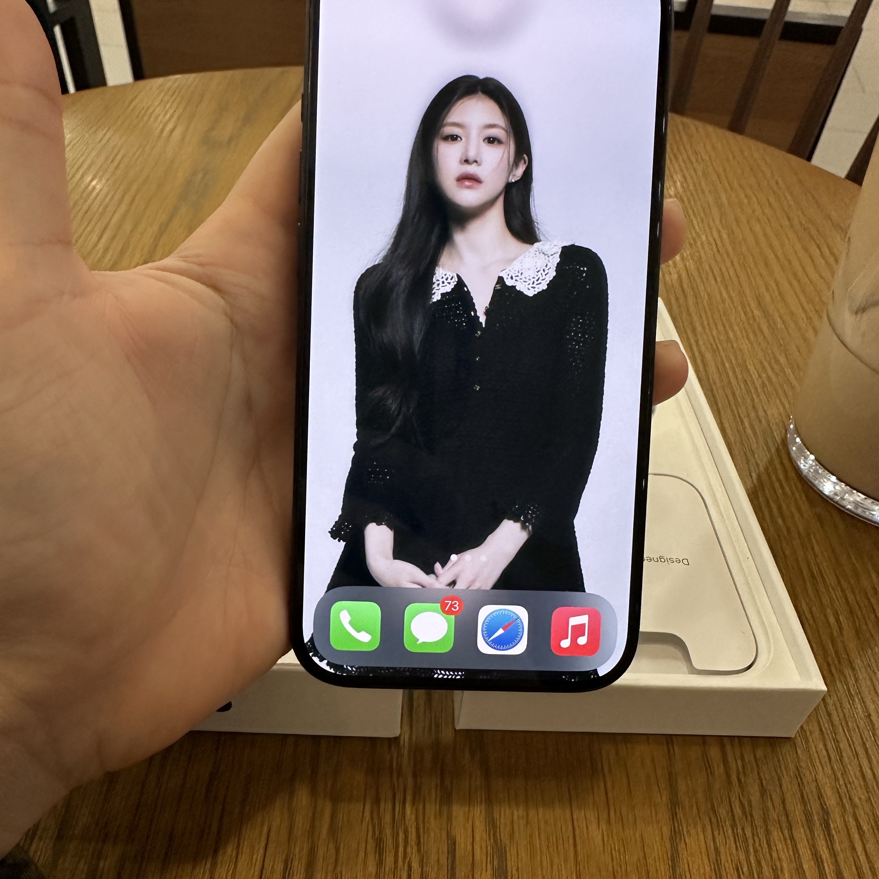 Apple iPhone 15 Pro 256GB Black Titanium (Korean Ver.) 착용 스타일 - 4