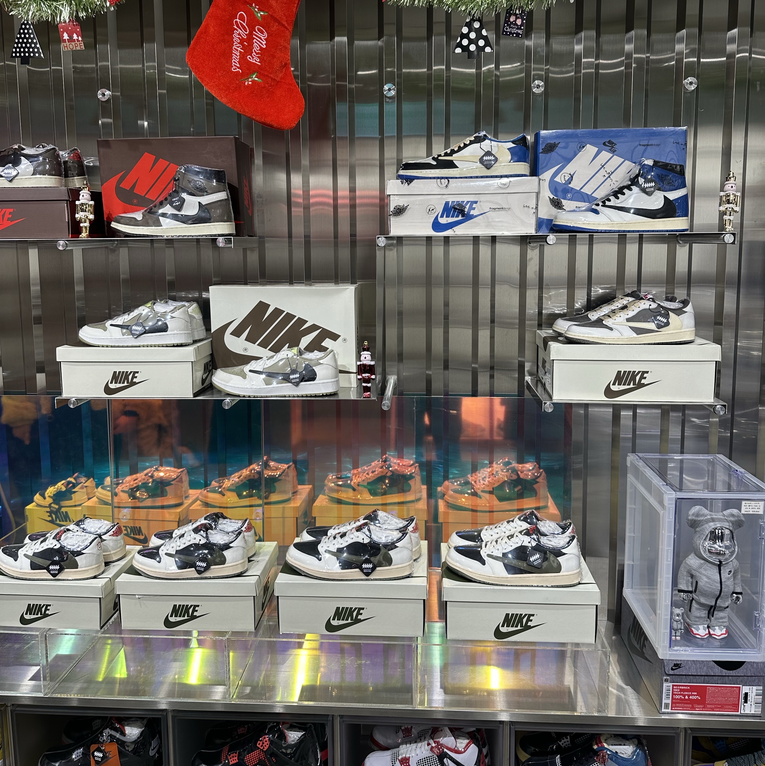 Jordan 1 x Travis Scott Retro Low OG SP Sail and Ridgerock, (W) Jordan 1 x Travis Scott Retro Low OG SP Medium Olive 착용 스타일 - 1