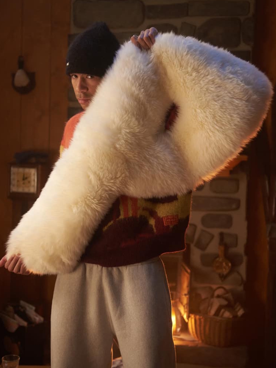 Palace x UGG P Sheepskin Rug Natural - 23FW, UGG x Palace Tasman Slipper Chestnut 착용 스타일 - 2