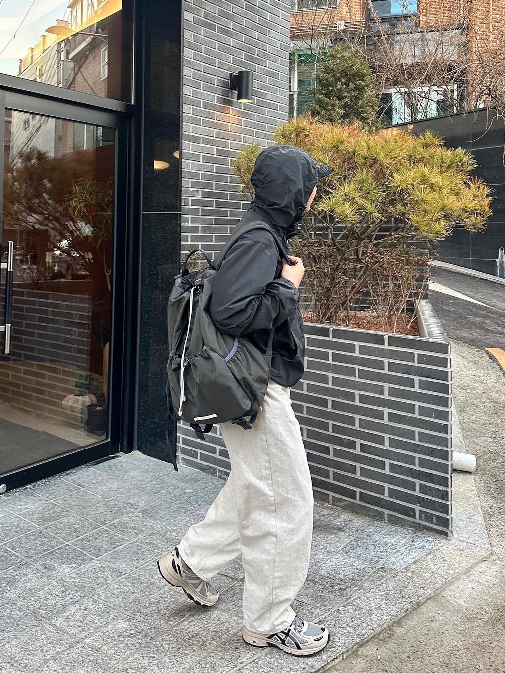RAWROW String Backpack Ep.2 750 Charcoal 착용 스타일 - 2