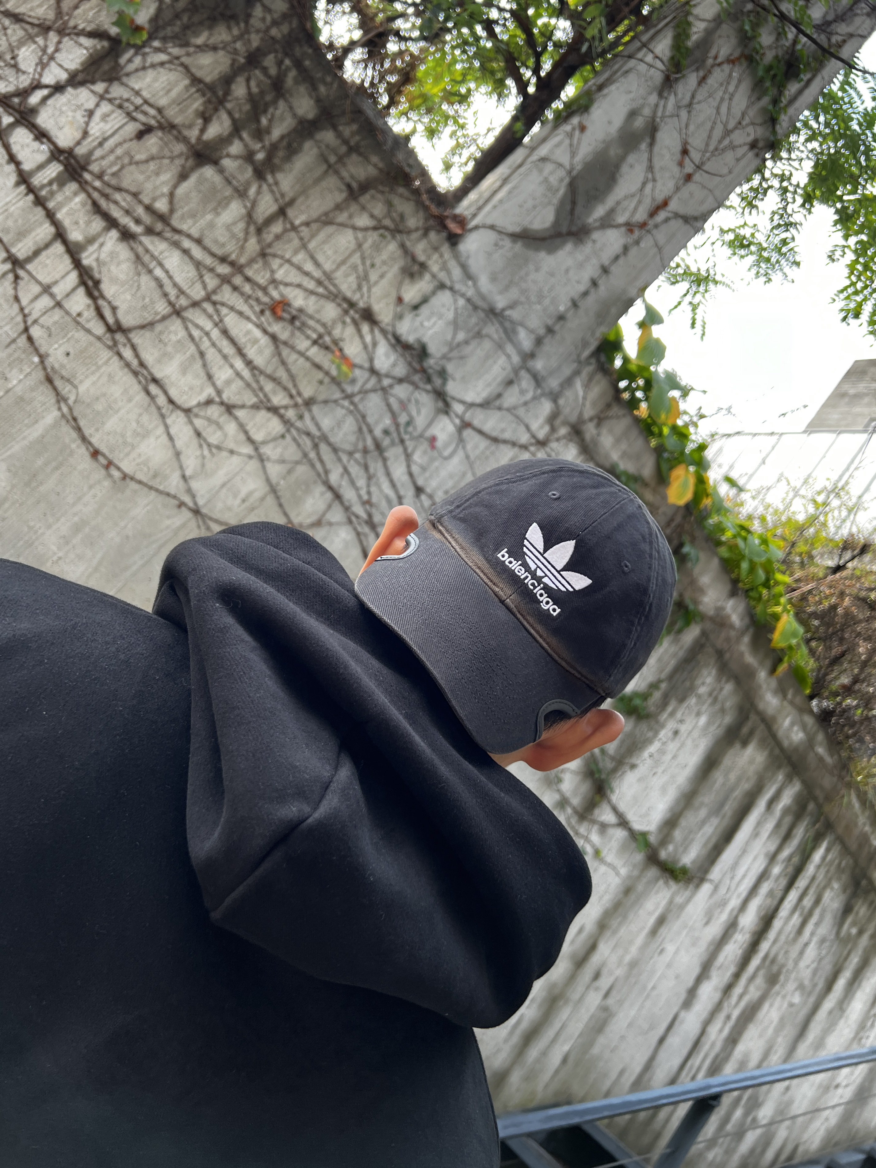 Balenciaga x Adidas Cap Black 착용 스타일 - 1