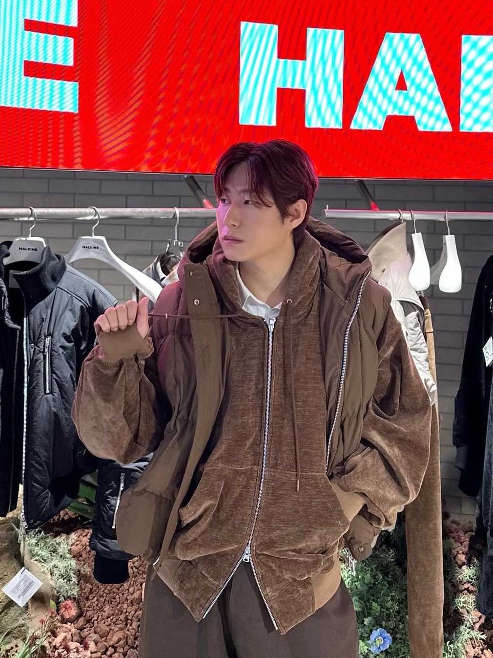 Haleine Velour Zipup Hoodie Brown, Haleine Velour Zipup Hoodie Black 착용 스타일