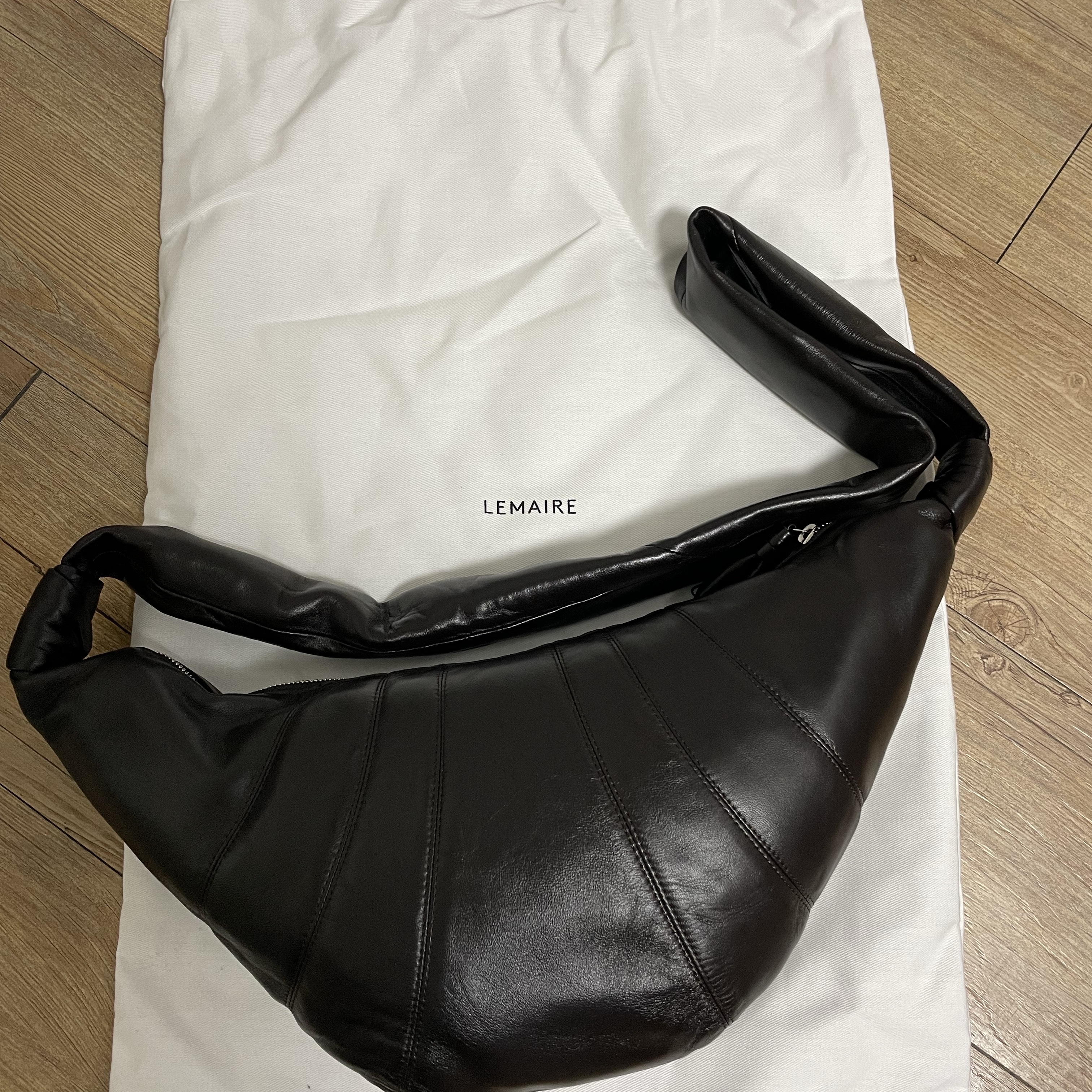 Lemaire Medium Croissant Bag Soft Nappa Leather Dark Chocolate 착용 스타일