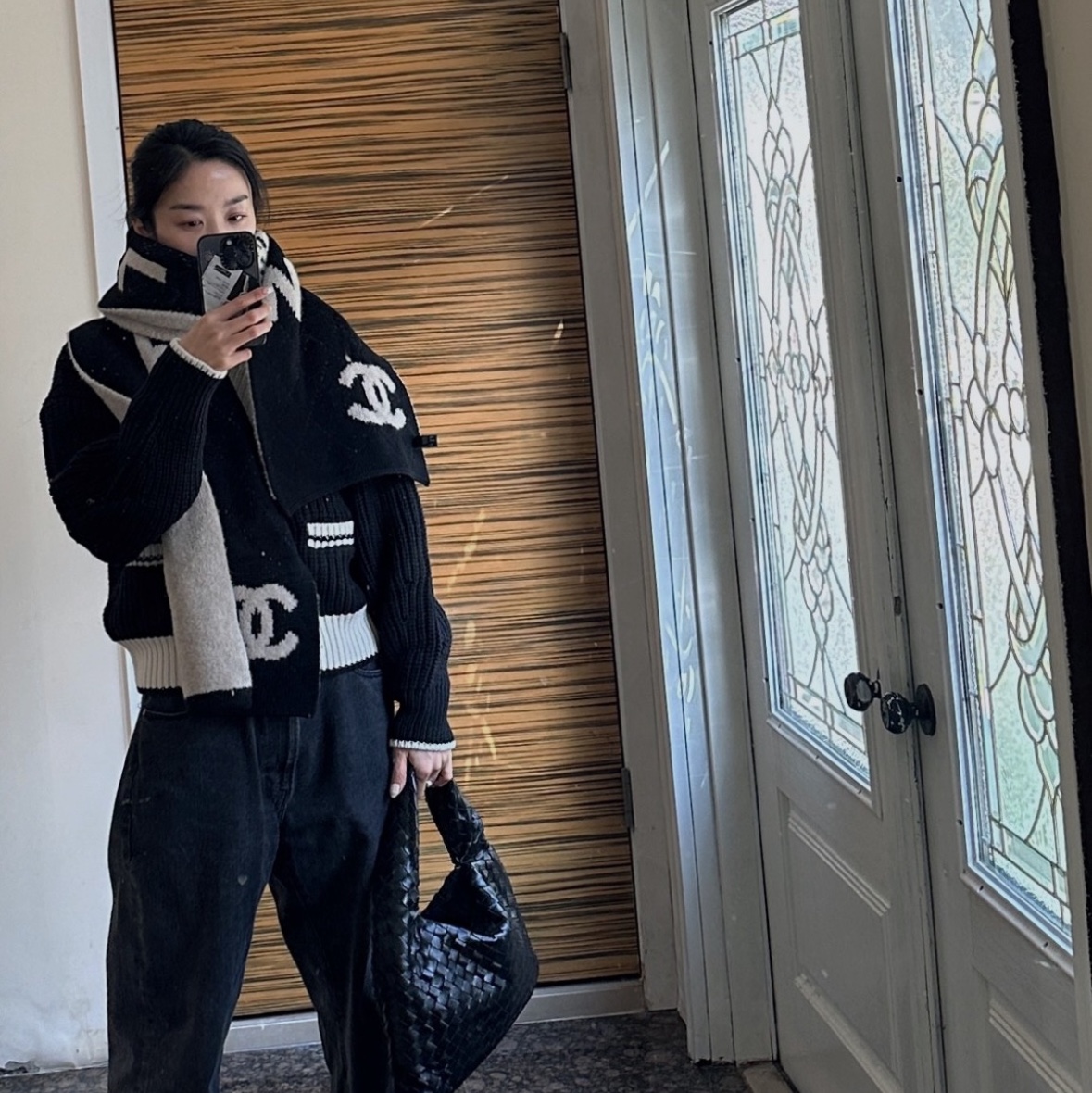 (W) Chanel Muffler Cashmere & Black White, Bottega Veneta Small Hop Black 착용 스타일