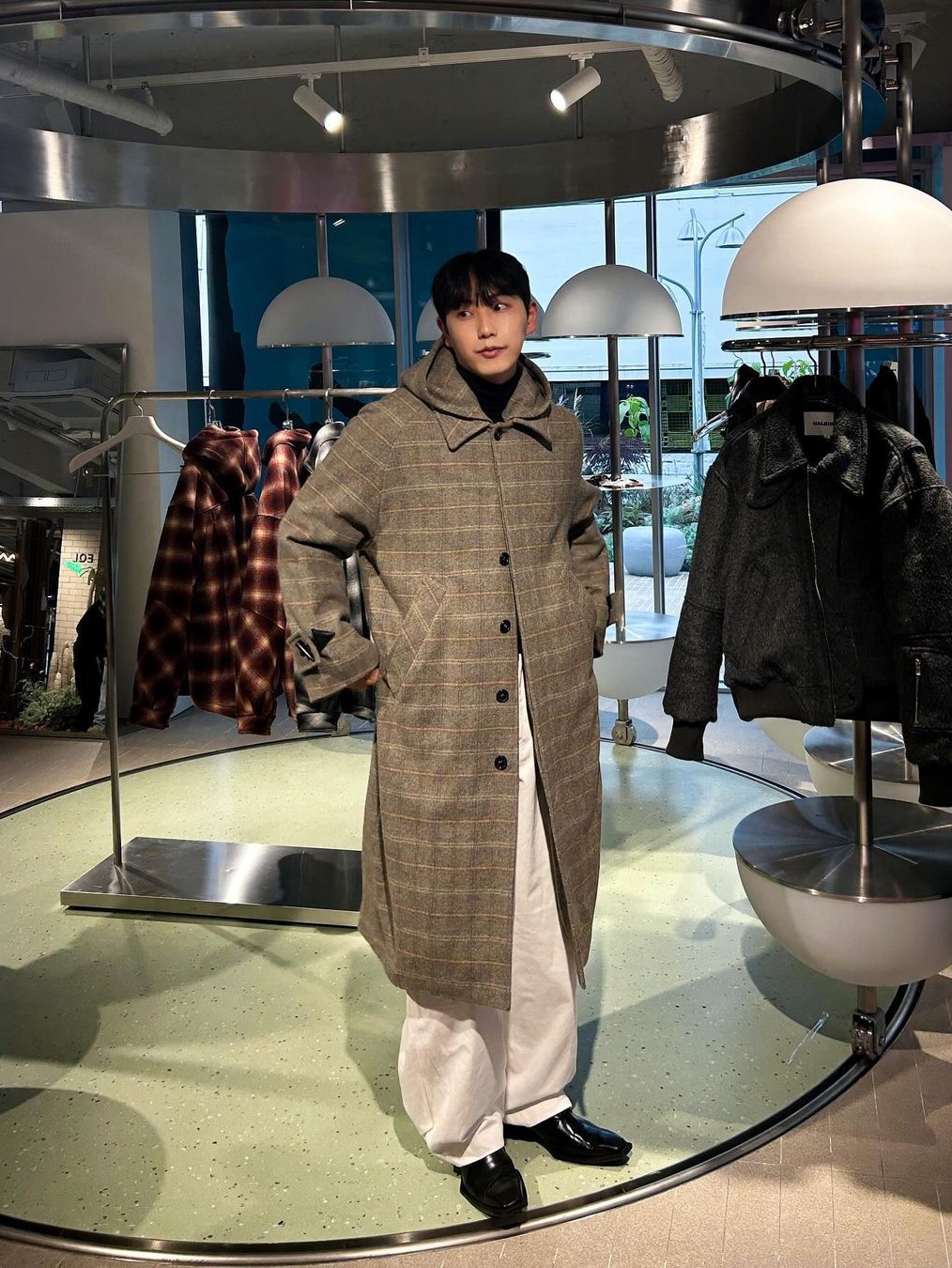 [KREAM 단독] Haleine Detachable Hood Padded Check Mac Coat Greyish Beige 착용 스타일