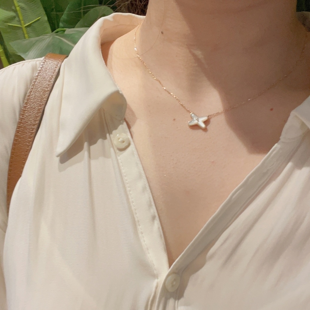 Chaumet Jeux De Liens Pendant Rose Gold Mother of Pearl Diamond 착용 스타일