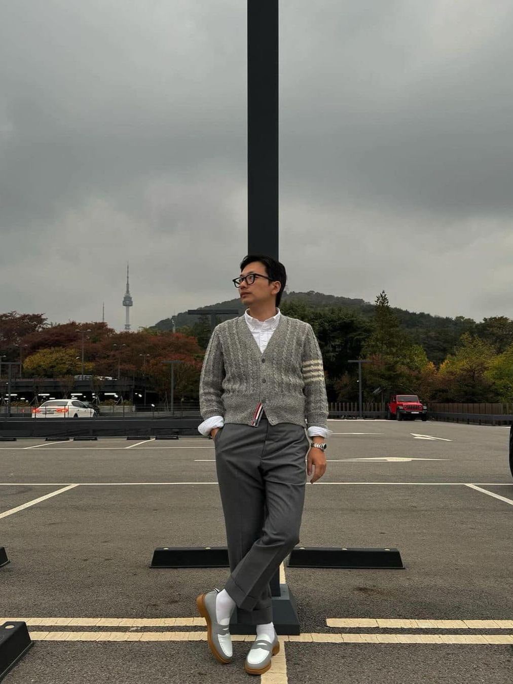 Thom Browne Sustainable Fine Merino Wool 4-Bar Classic Cardigan Dark Grey, Thom Browne Milano Stitch 4-Bar Cardigan Navy 착용 스타일 - 5