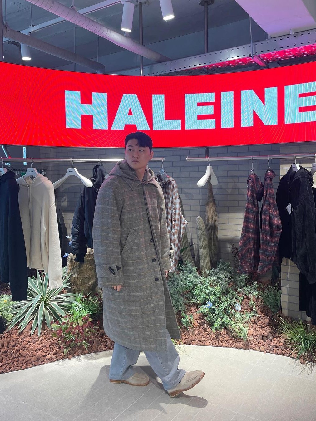 [KREAM 단독] Haleine Detachable Hood Padded Check Mac Coat Greyish Beige, [KREAM 단독] Haleine Carpenter Cargo Dirty Washed Jean Light Blue 착용 스타일