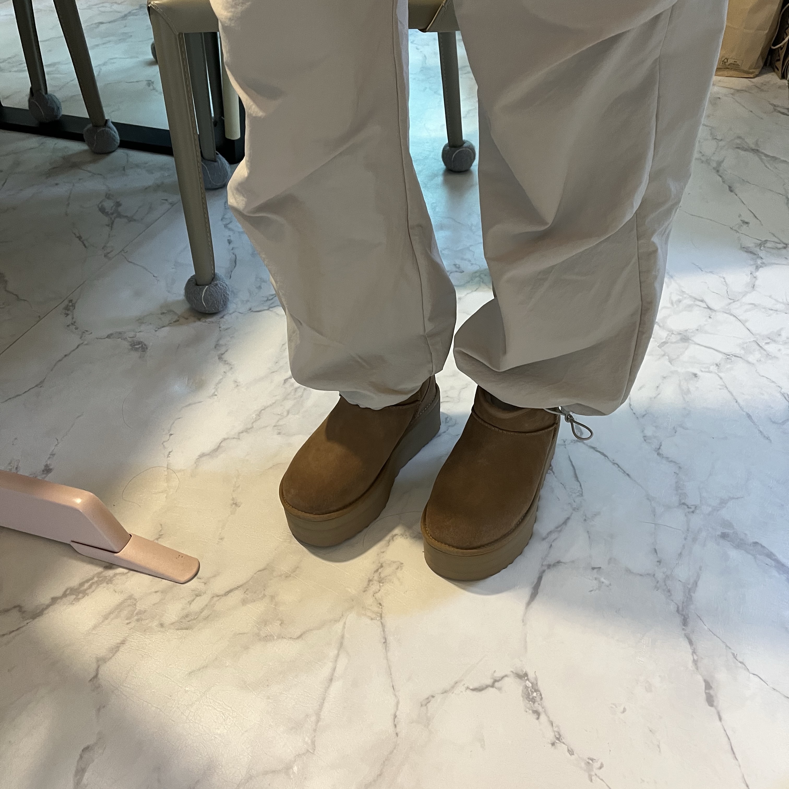 (W) UGG Classic Ultra Mini Platform Boots Chestnut 착용 스타일 - 3