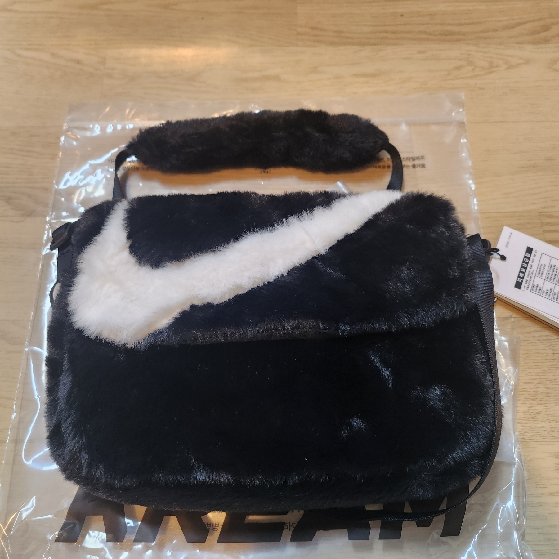 Nike NSW Futura 365 Faux Fur Crossbody Bag 1L Black 착용 스타일