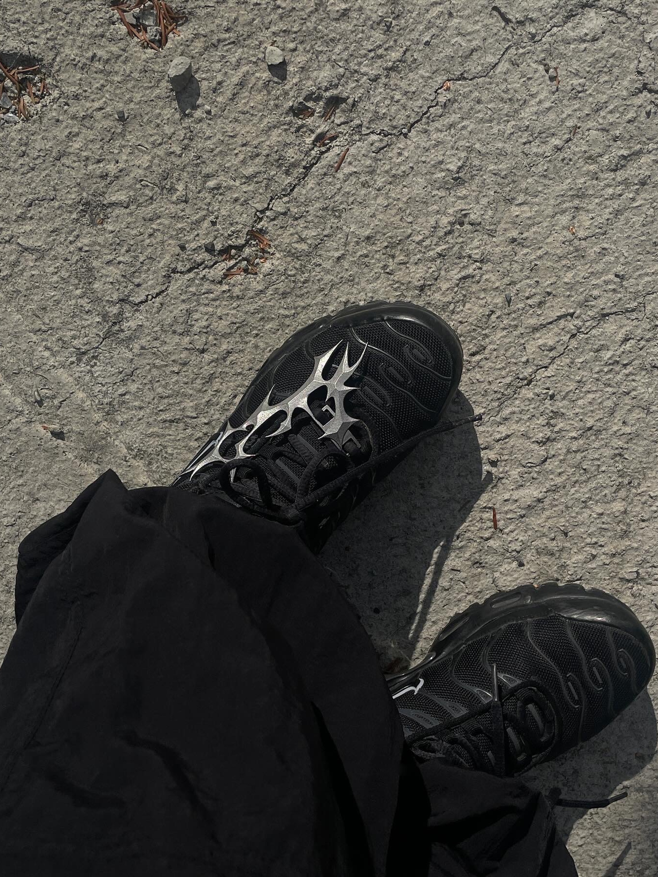(W) Nike Air Max Plus Triple Black, Test Artifact TASH Dubre 001 Steel 착용 스타일 - 2