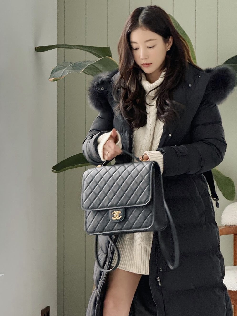 Chanel Large Backpack Grained Calfskin & Gold Black 착용 스타일