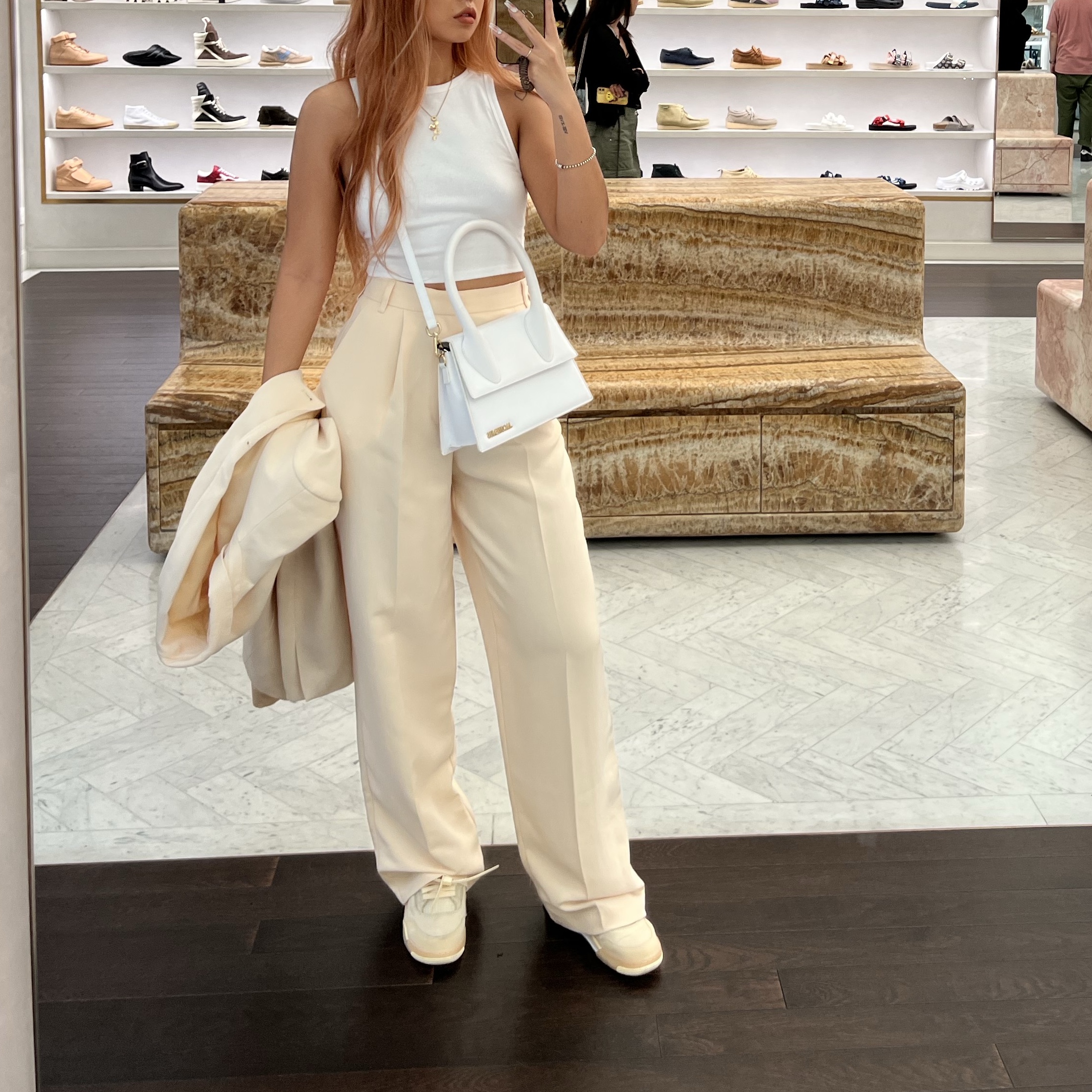 (W) Jordan 4 x Off-White Retro SP Sail, Jacquemus Le Grand Chiquito Large Leather Handbag White 착용 스타일