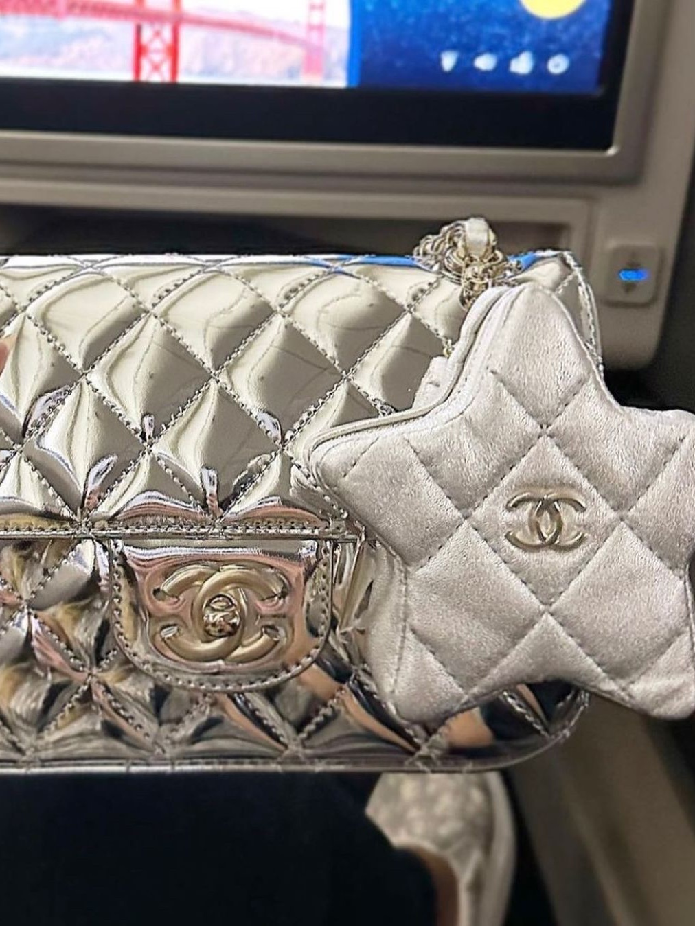 Chanel Star Handbag Metallic Lambskin & Gold Silver 착용 스타일 - 4