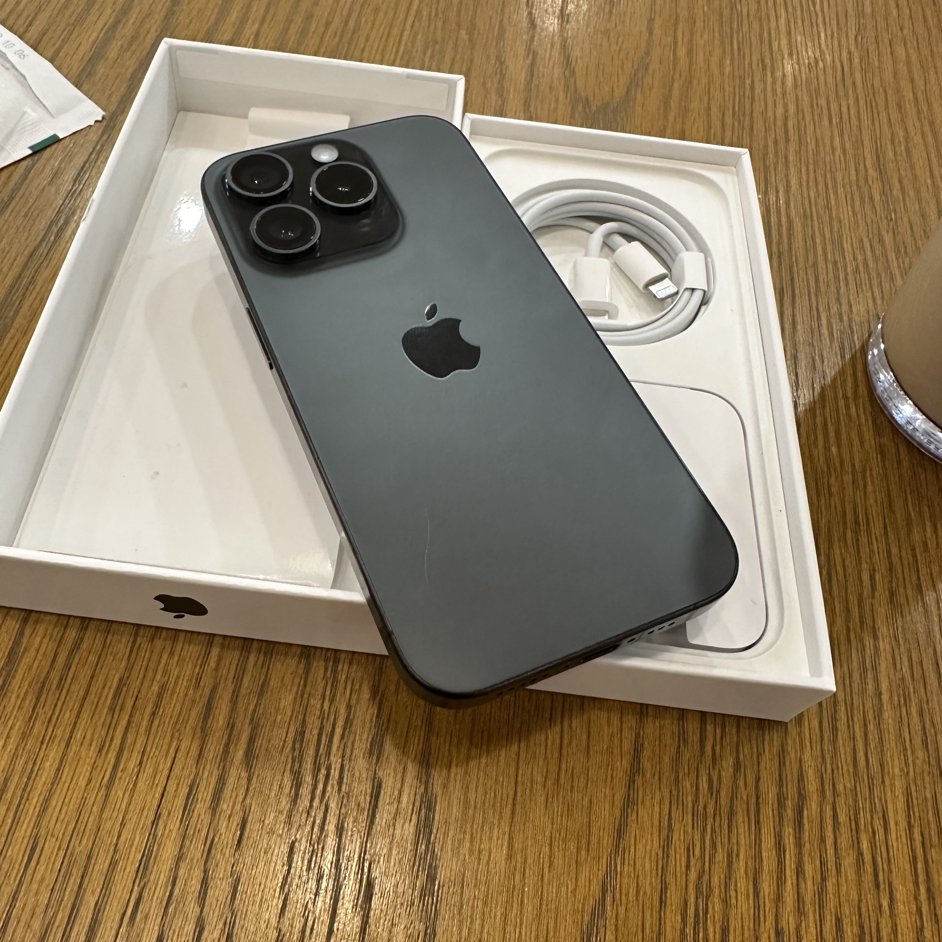 Apple iPhone 15 Pro 256GB Black Titanium (Korean Ver.) 착용 스타일 - 2