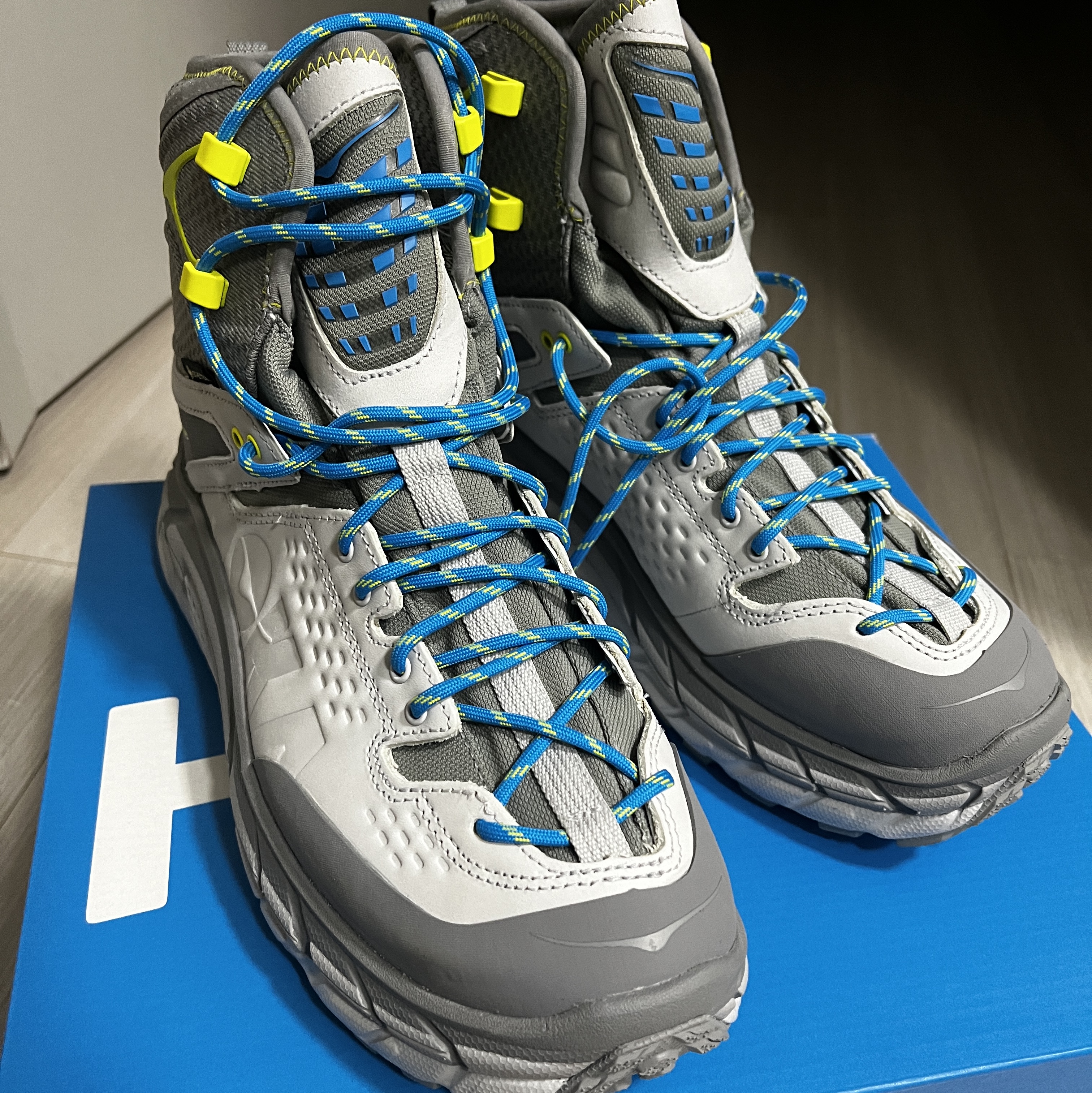 Hoka Tor Ultra High Lunar Rock Diva Blue 착용 스타일