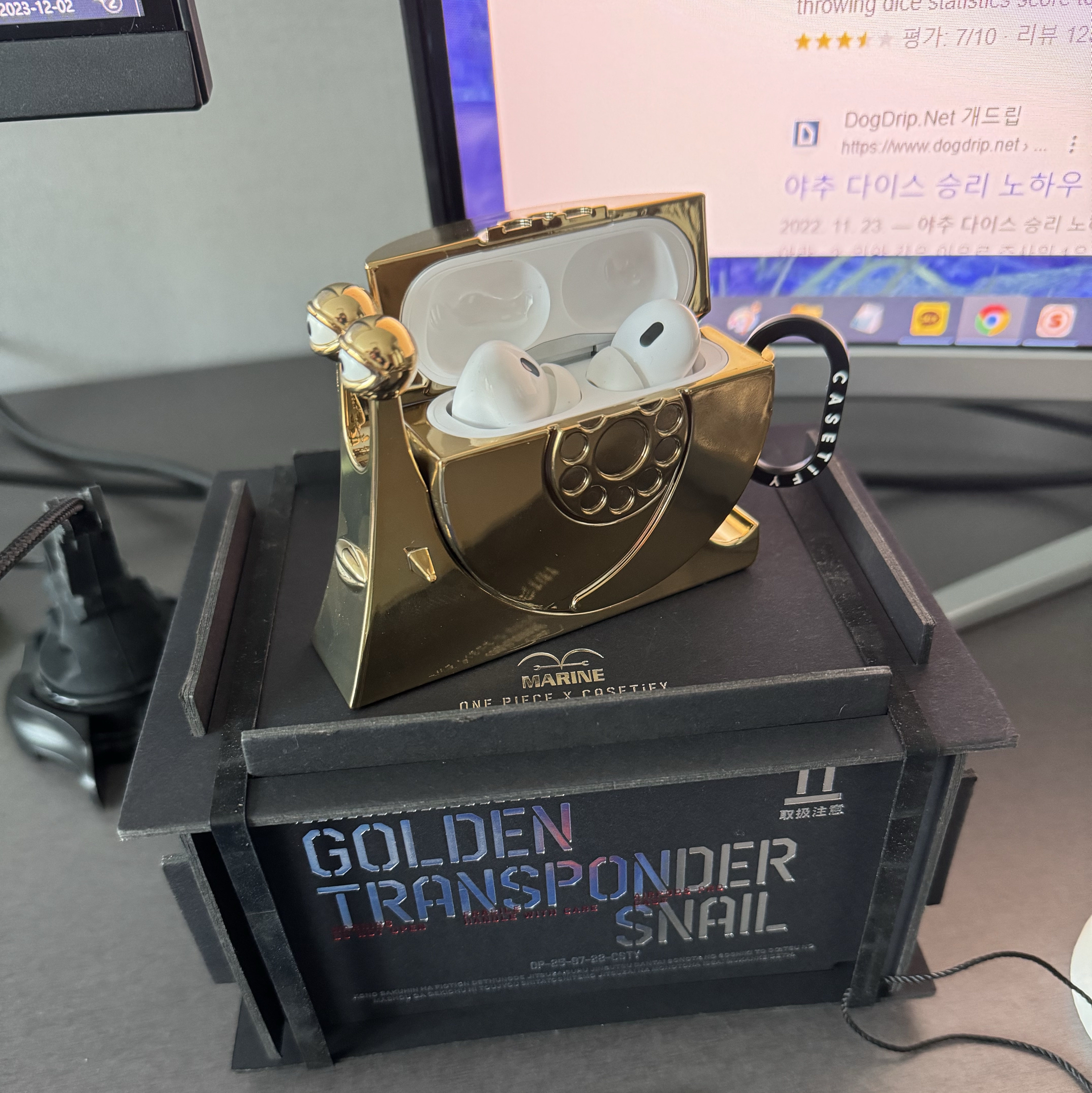 Casetify x One Piece Golden Transponder Snail 3D AirPods Pro 1st/2nd Gen Case Gold 착용 스타일