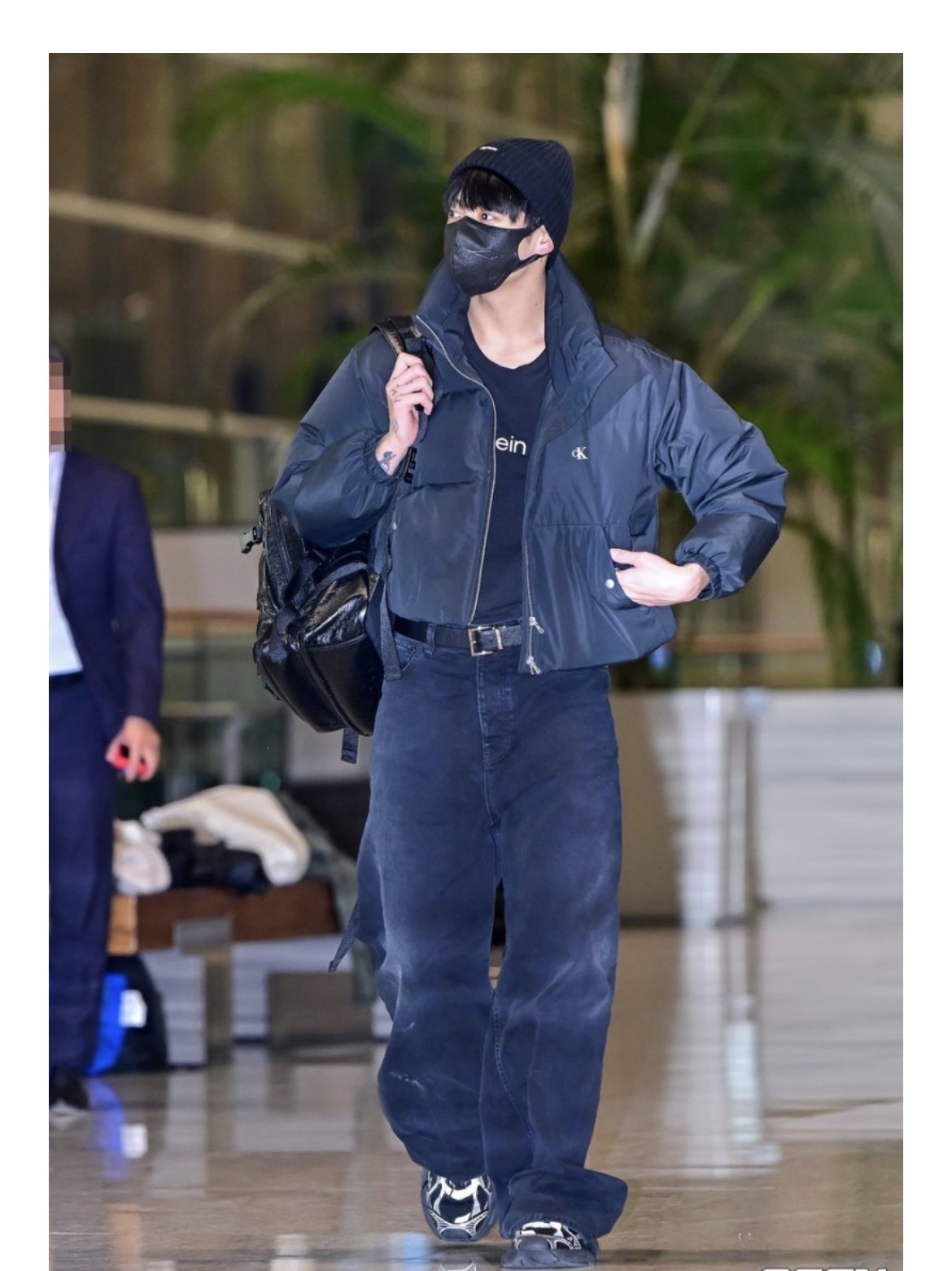 (W) Balenciaga 3XL Sneakers Black, (W) Calvin Klein Jeans Volume Neck Cropped Down Puffer CK Black 착용 스타일
