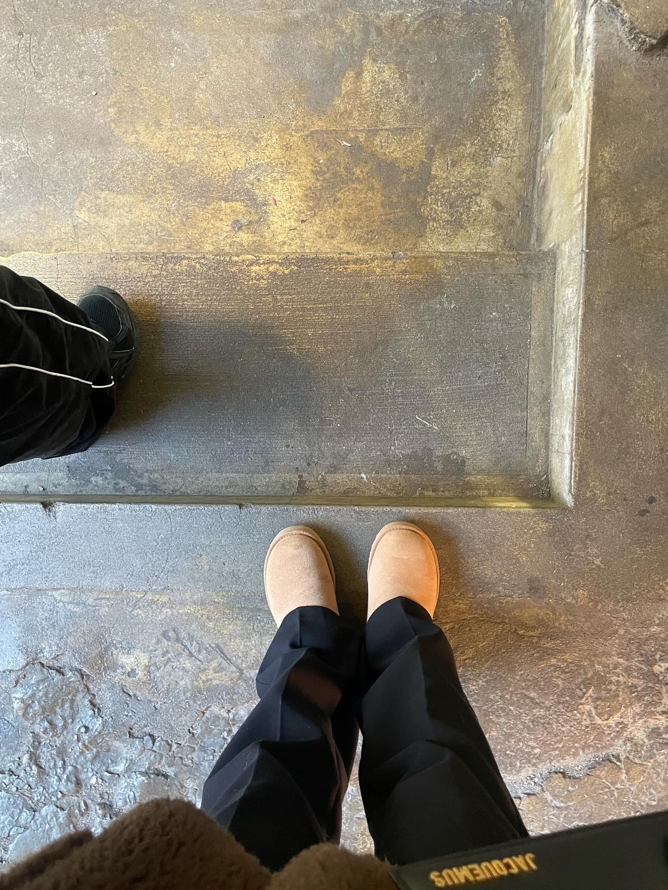 (W) UGG Classic Ultra Mini Boots Chestnut 착용 스타일 - 1