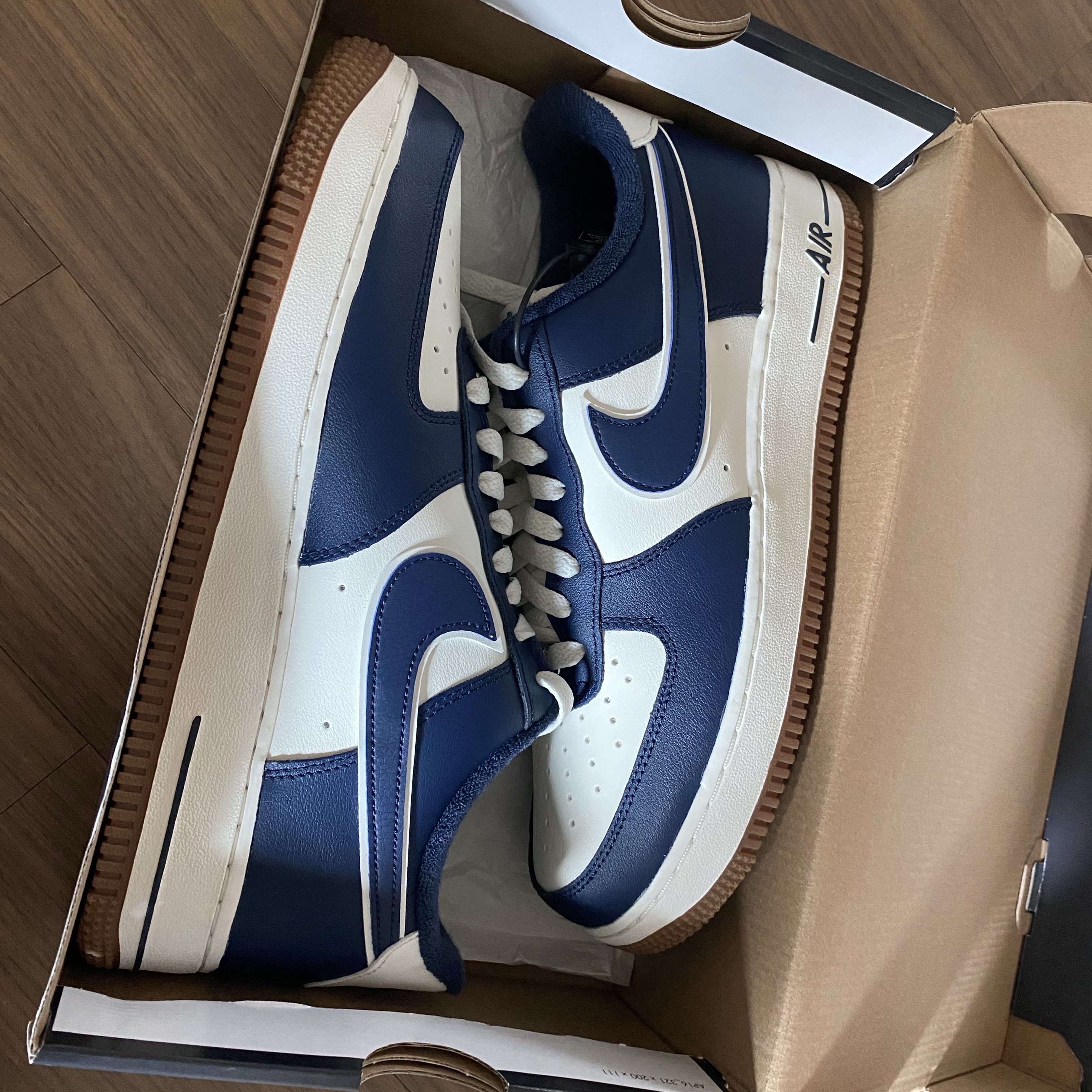 Nike Air Force 1 '07 LV8 Midnight Navy 착용 스타일