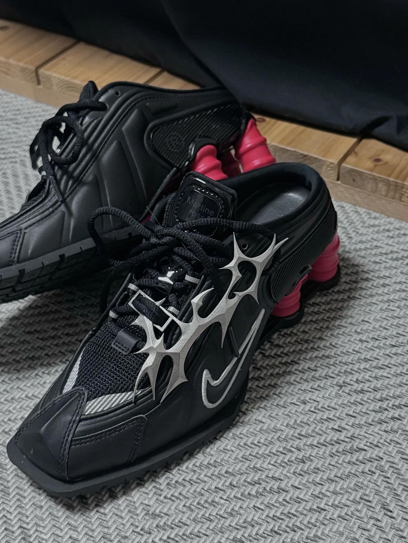 Test Artifact TASH Dubre 001 Steel, Nike x Martine Rose Shox MR4 Black 착용 스타일 - 3