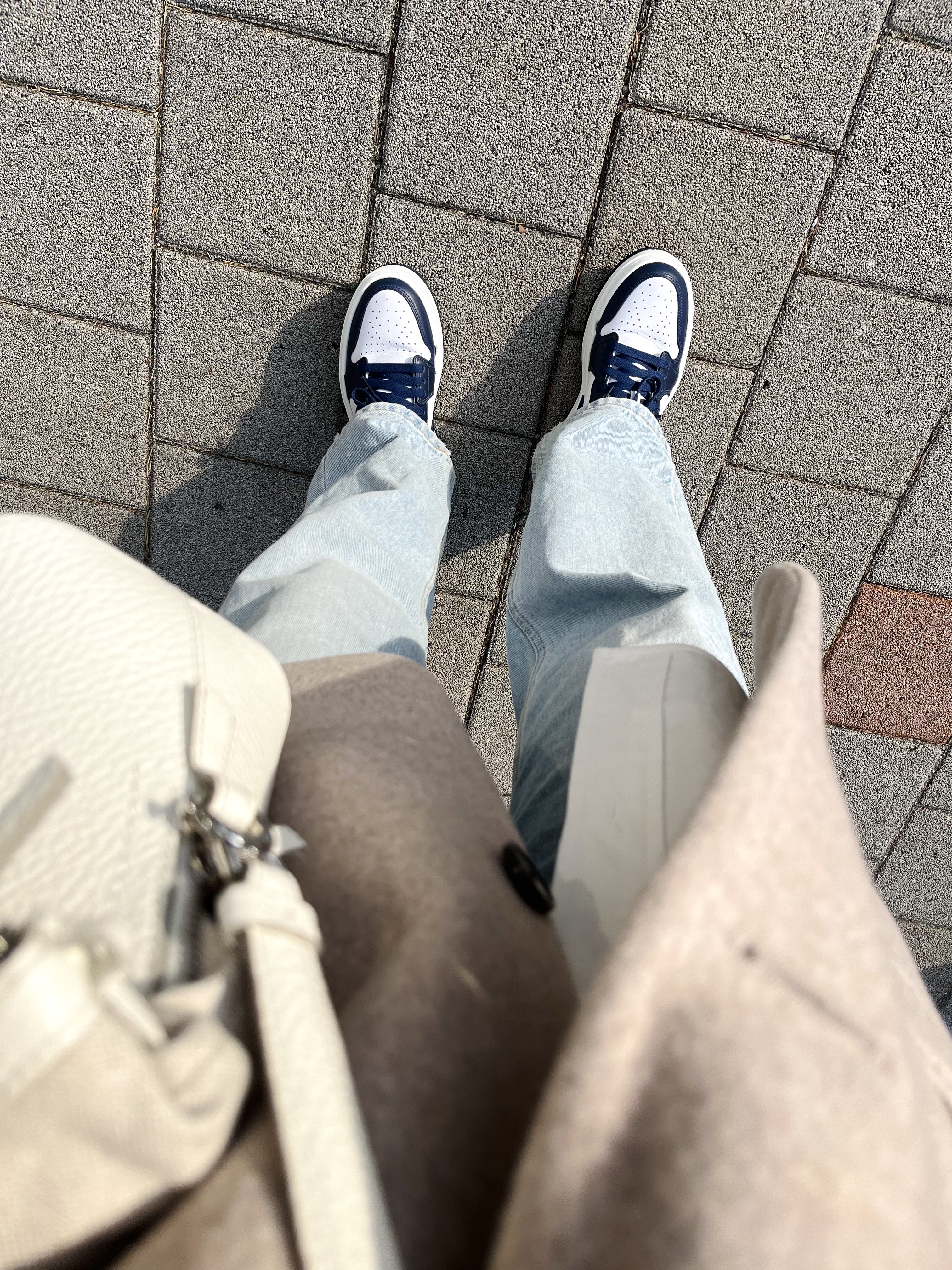 Maison Margiela 5AC Mini Shoulder Bag Ivory, (W) Jordan 1 Elevate Low Midnight Navy 착용 스타일