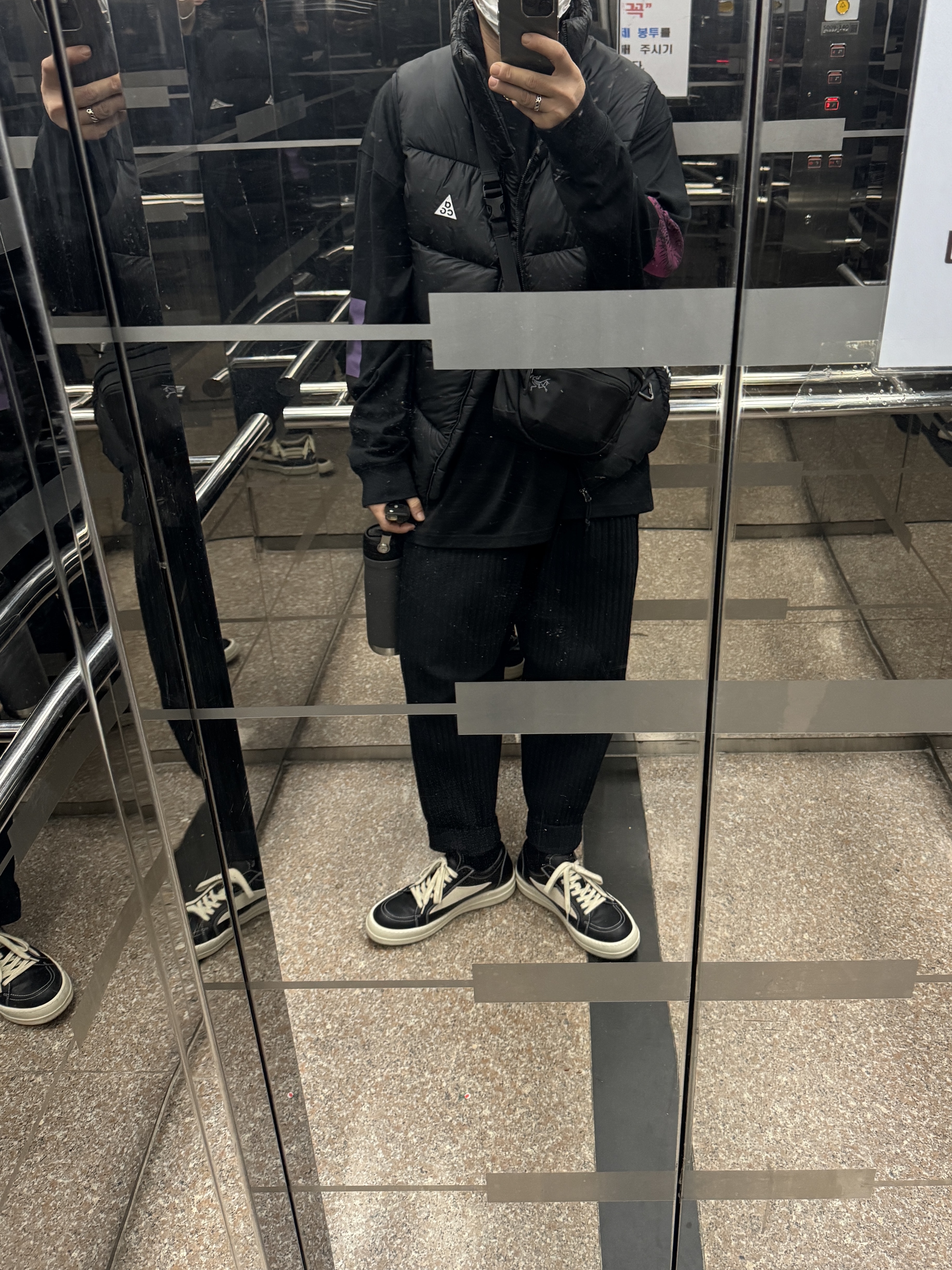 Nike ACG Therma-Fit ADV Lunar Lake Puffer Vest Black - US/EU, Nike NRG ACG Cosmic Coa Long Sleeve T-Shirt Black - US/EU 착용 스타일