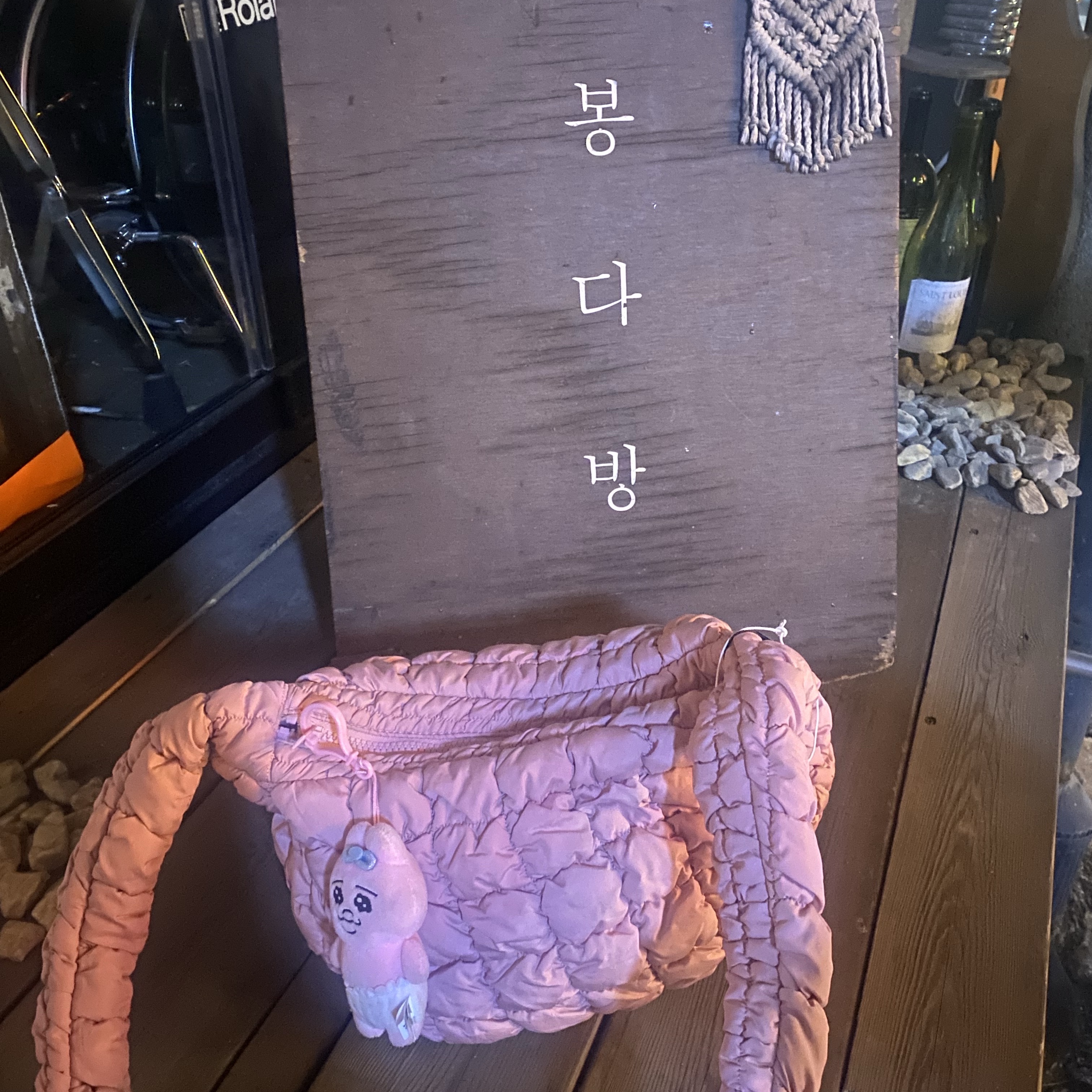 COS Quilted Messenger Bag Pink 착용 스타일 - 1