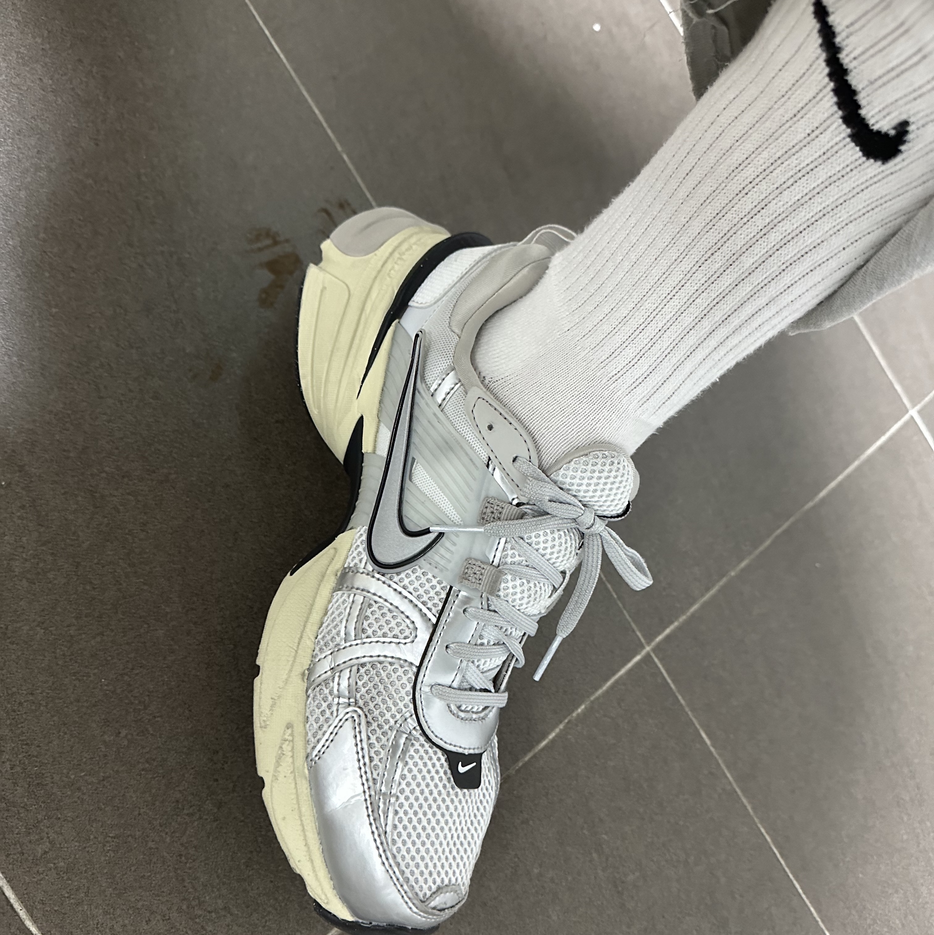 Nike V2K Run Summit White Metallic Silver 착용 스타일 - 2