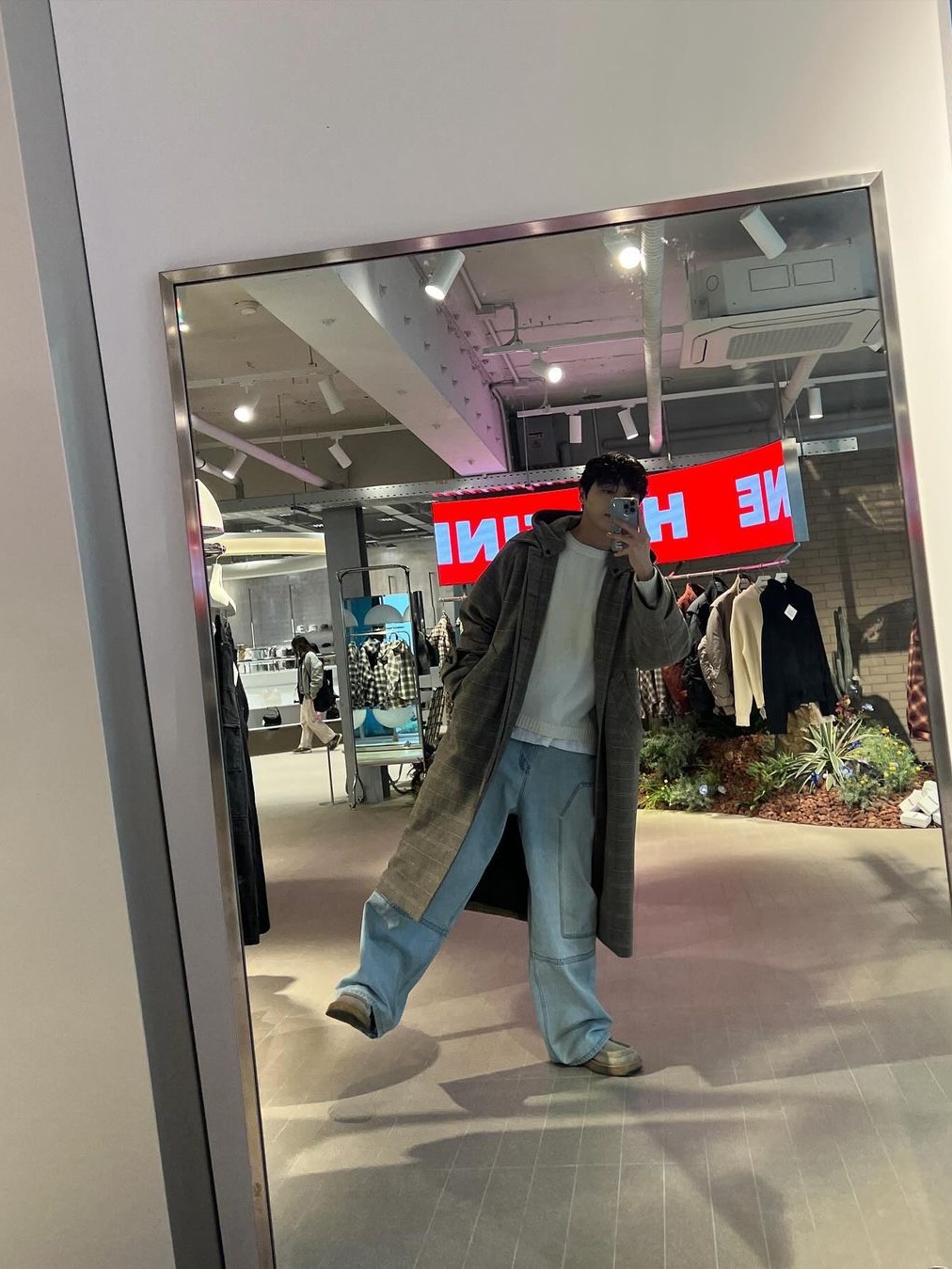 [KREAM 단독] Haleine Detachable Hood Padded Check Mac Coat Greyish Beige, [KREAM 단독] Haleine Carpenter Cargo Dirty Washed Jean Light Blue 착용 스타일