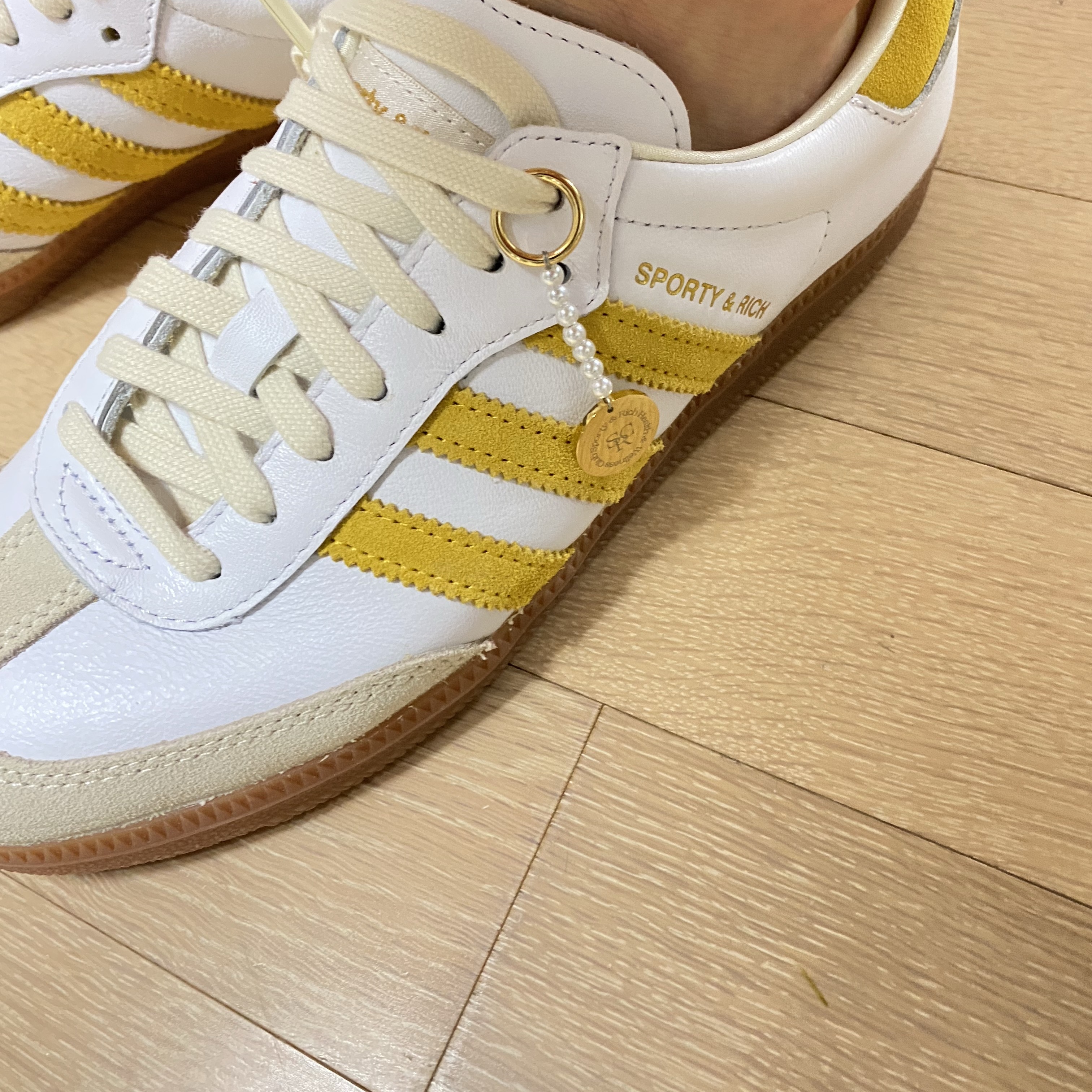 Adidas x Sporty & Rich Samba OG Cloud White Bold Gold 착용 스타일 - 3