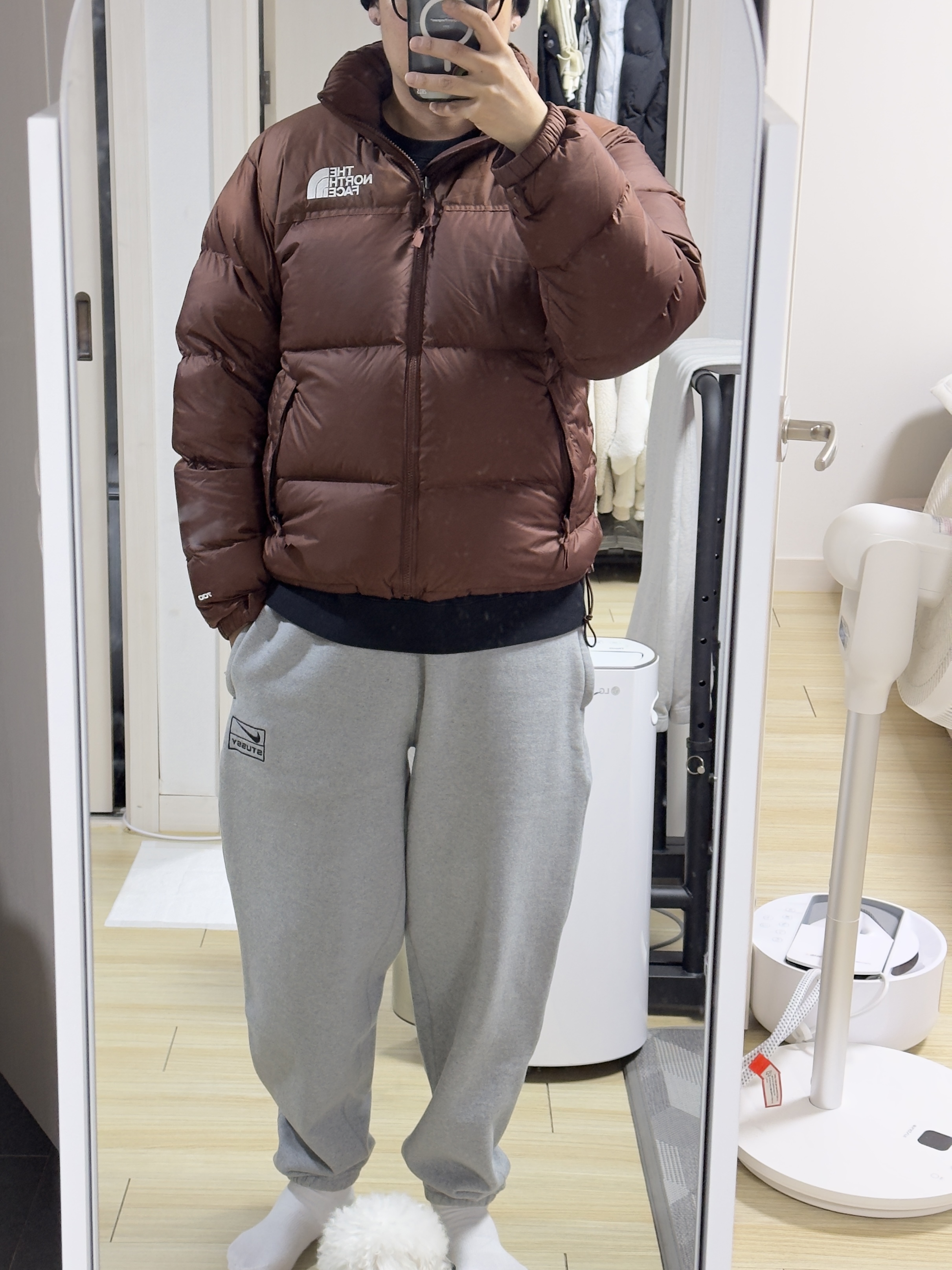 The North Face 1996 Retro Nuptse Jacket Dark Oak 착용 스타일 - 1