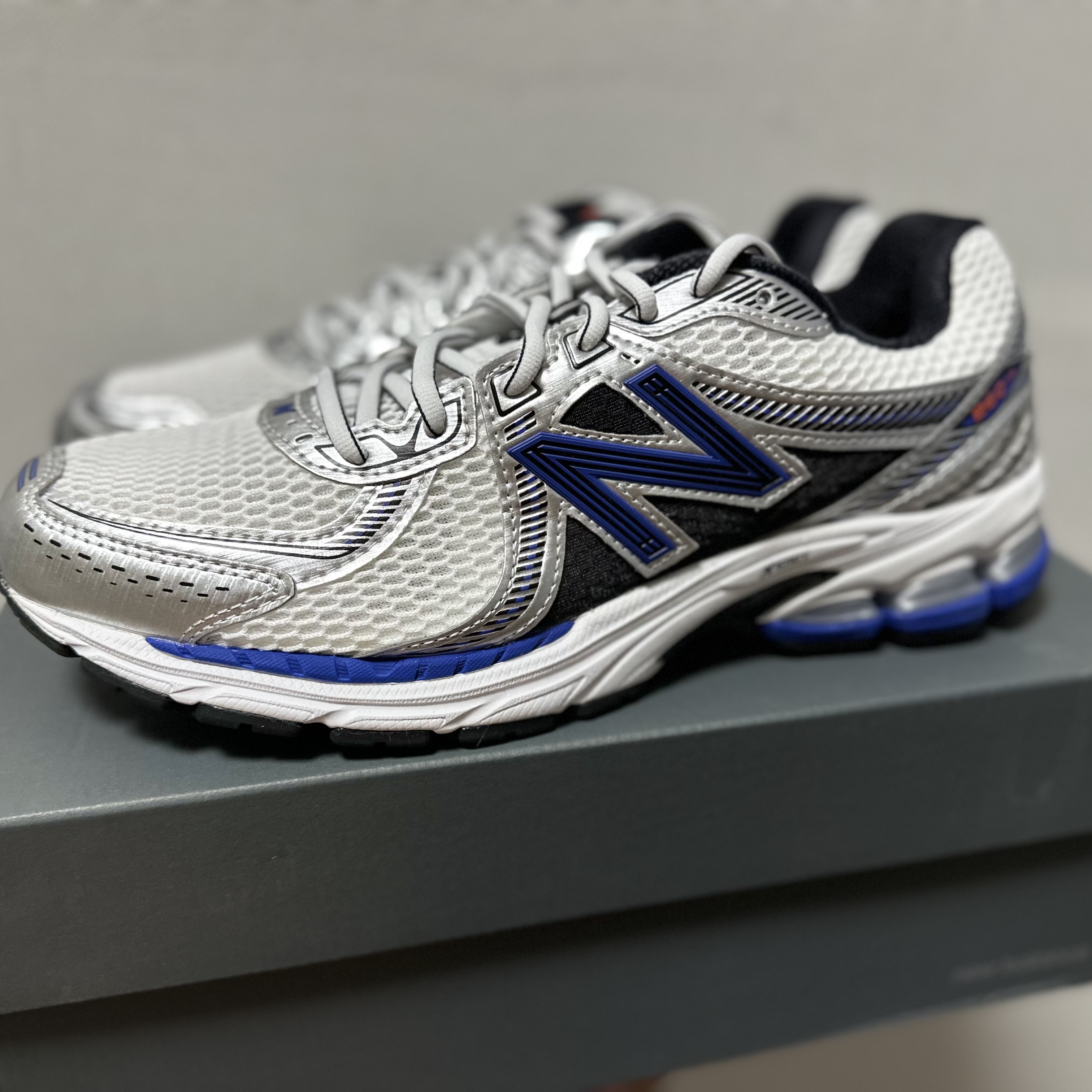 New Balance 860v2 Metallic Silver 착용 스타일 - 2
