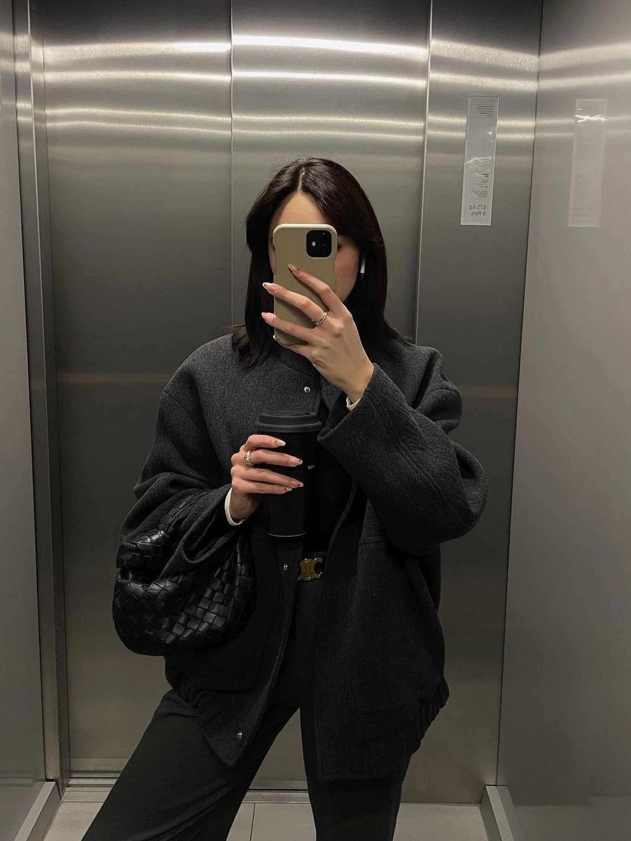Bottega Veneta Mini Leather Jodie Black Silver, Bottega Veneta Mini Leather Jodie Black Gold 착용 스타일 - 5
