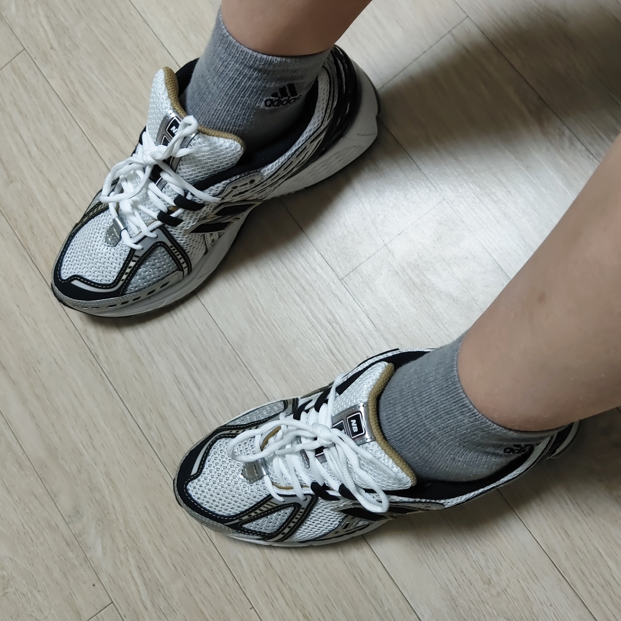New Balance 1906R White Gold 착용 스타일