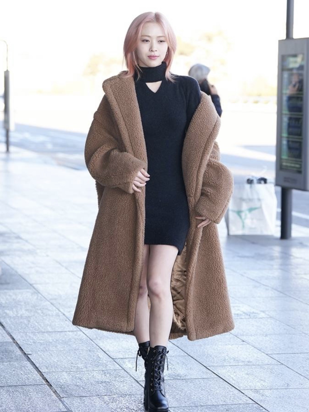(W) Max Mara Nuevo Teddy Bear Icon Coat in Alpaca and Cashmere Sand 착용 스타일