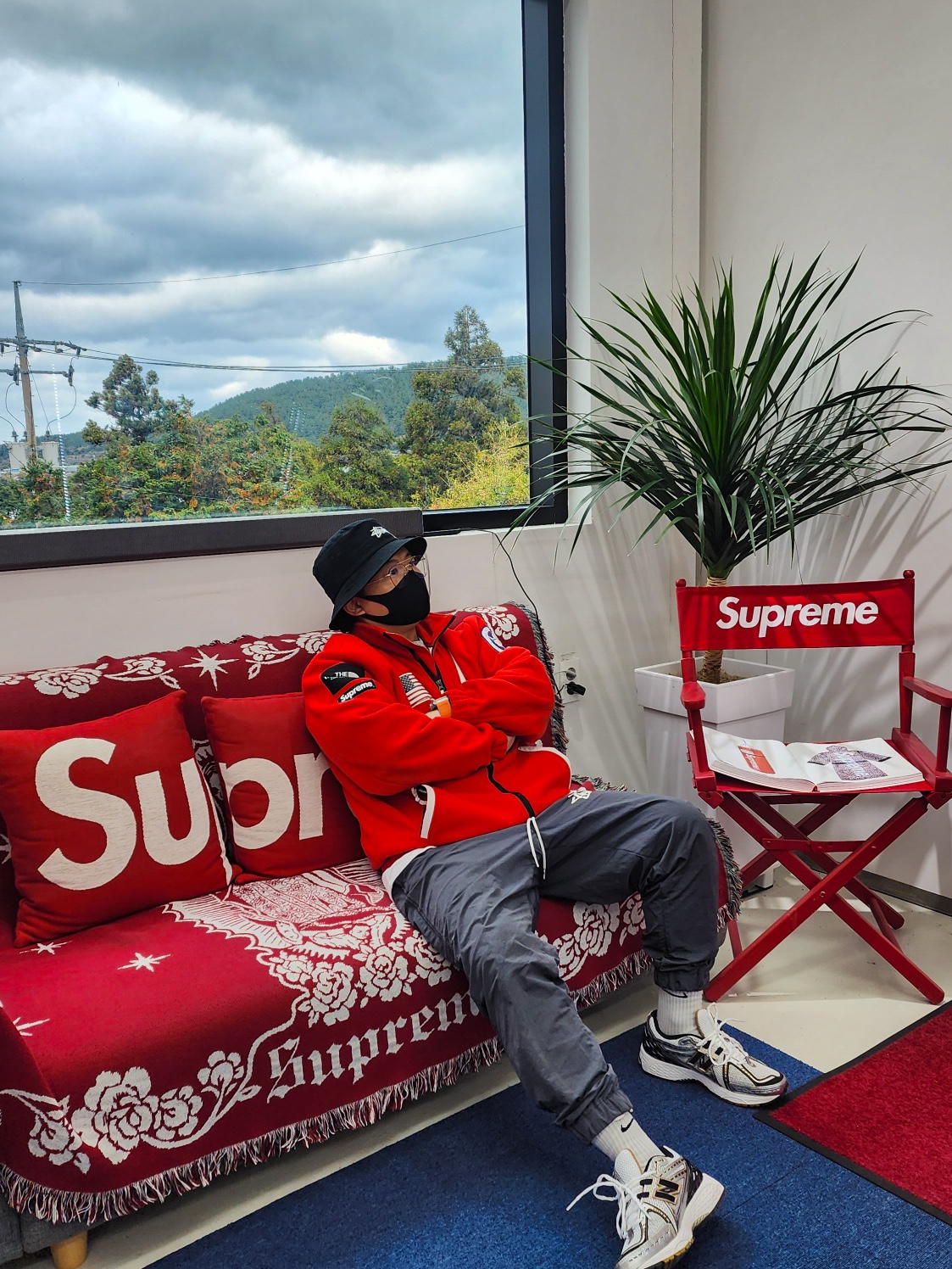 Nike x Stussy Beach Pants Off Noir, Supreme x The North Face Trans Antarctica Expedition Fleece Jacket Red - 17SS 착용 스타일 - 3