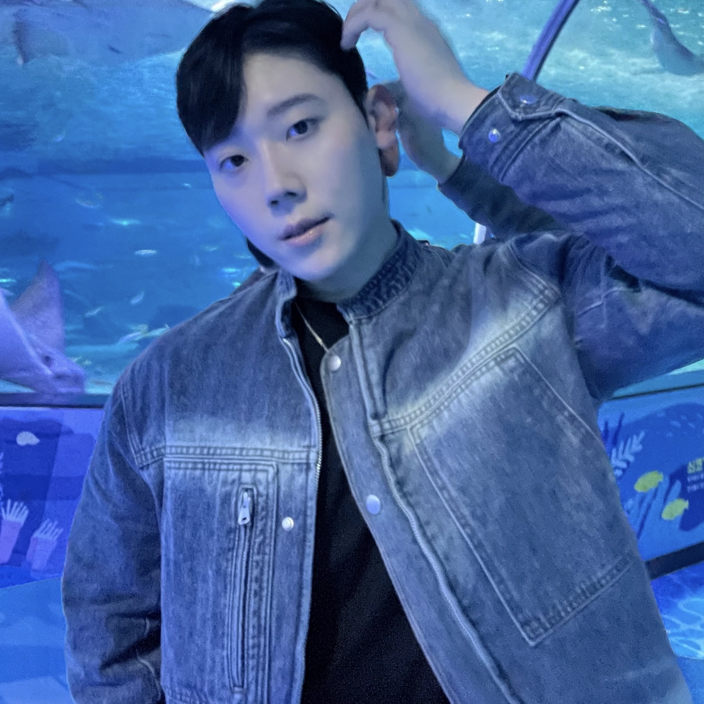[KREAM 단독] Haleine Sand Blushed Denim Biker Jacket Ash Blue Oil 착용 스타일 - 1